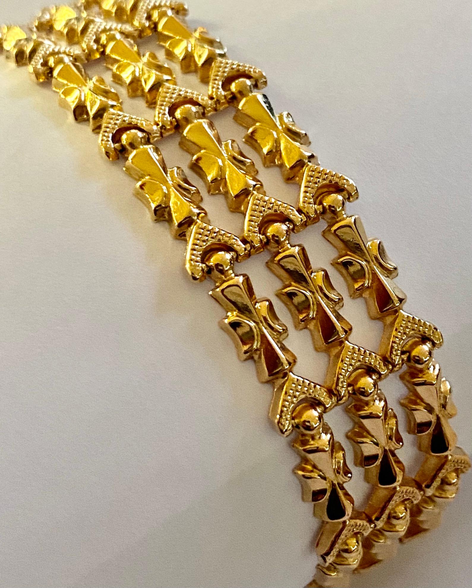 - 750/- Gold bracelet, pinned model, Italy ca. 1950
- length: 17 cm.
- Wide: 1.7 cm.
- thick: 2 mm.
- Weight: 19.59 grams.
- Features Italian makers character and gold characters, and
  Dutch import warranty guarantee sign.
- Maker: 197VI = Egidio