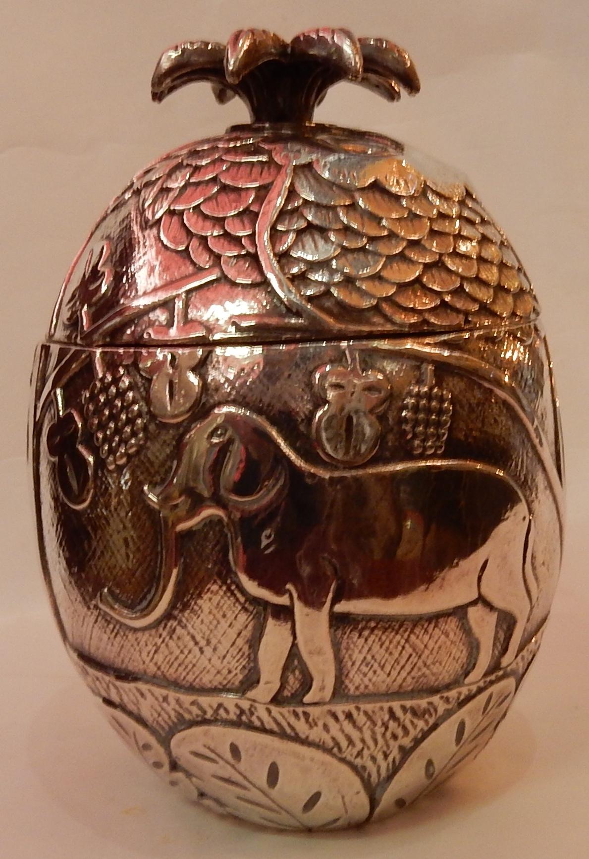 Pineapple-shaped ice bucket in the style of Marc Chagall with elephant, camel and caribou decoration, silver-plated metal. Good condition, circa 1950-1970.