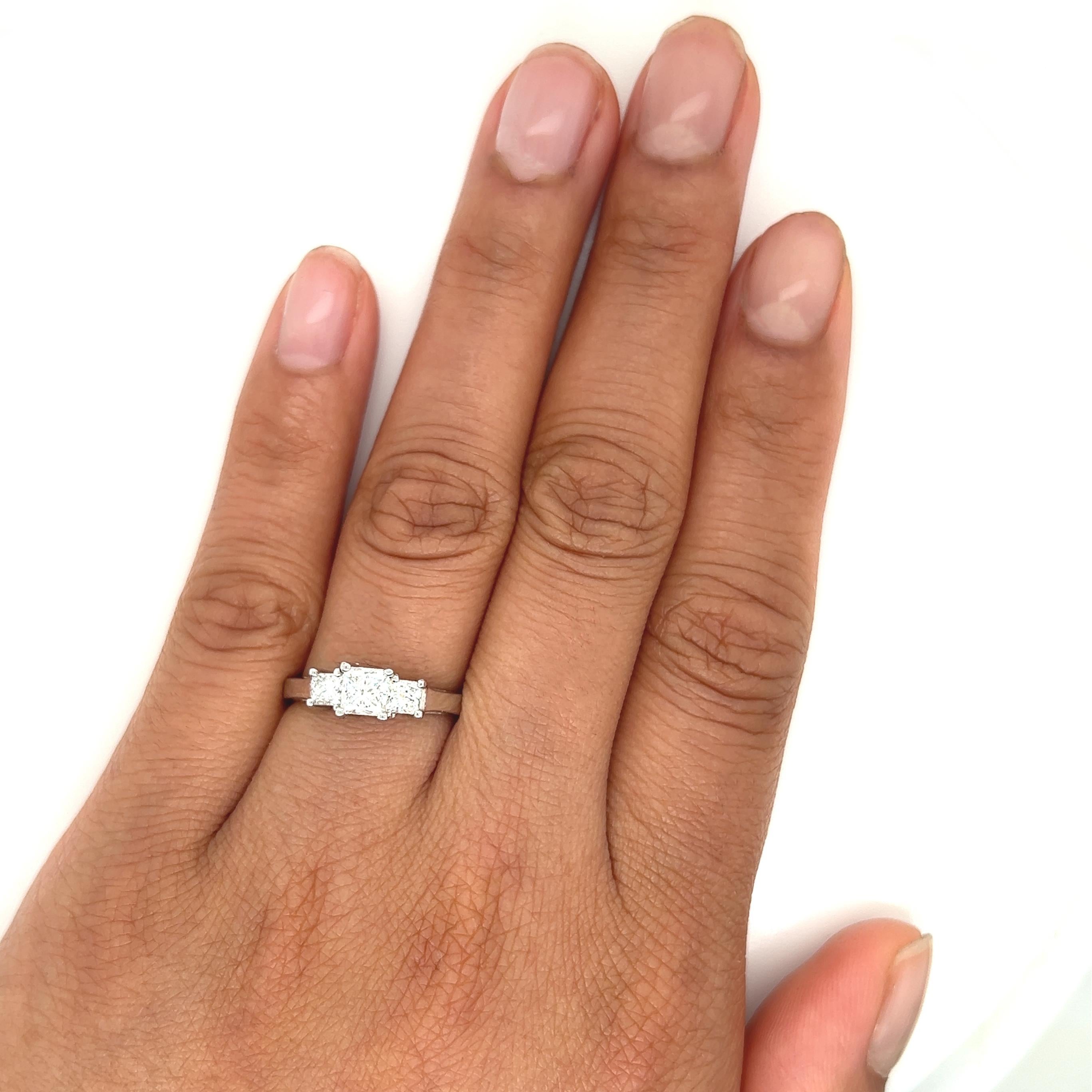 Women's or Men's 1.01 Carat Round Diamond Three Stone Engagement Ring For Sale