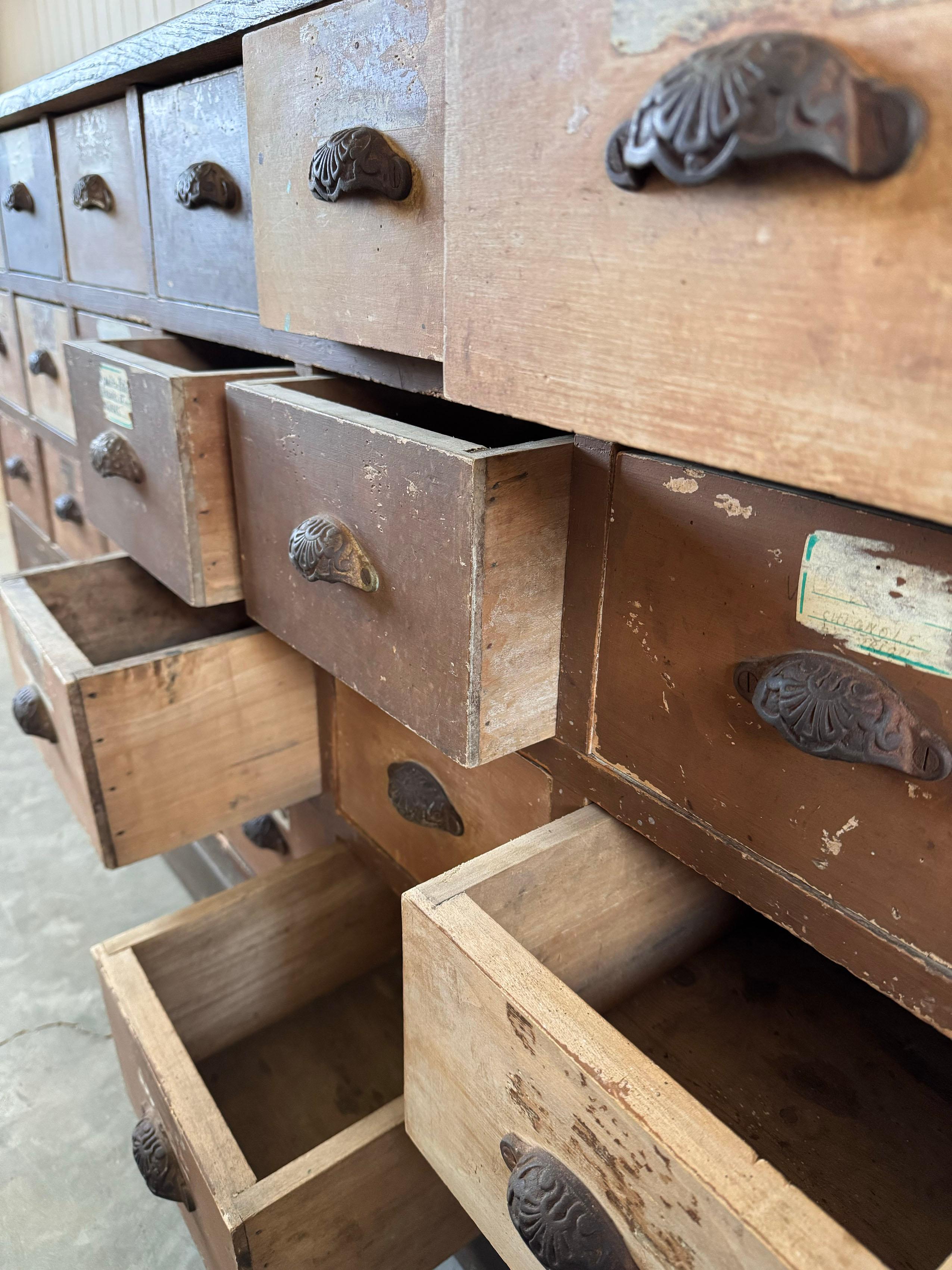 Francese Una coppia di cassettiere industriali in vendita