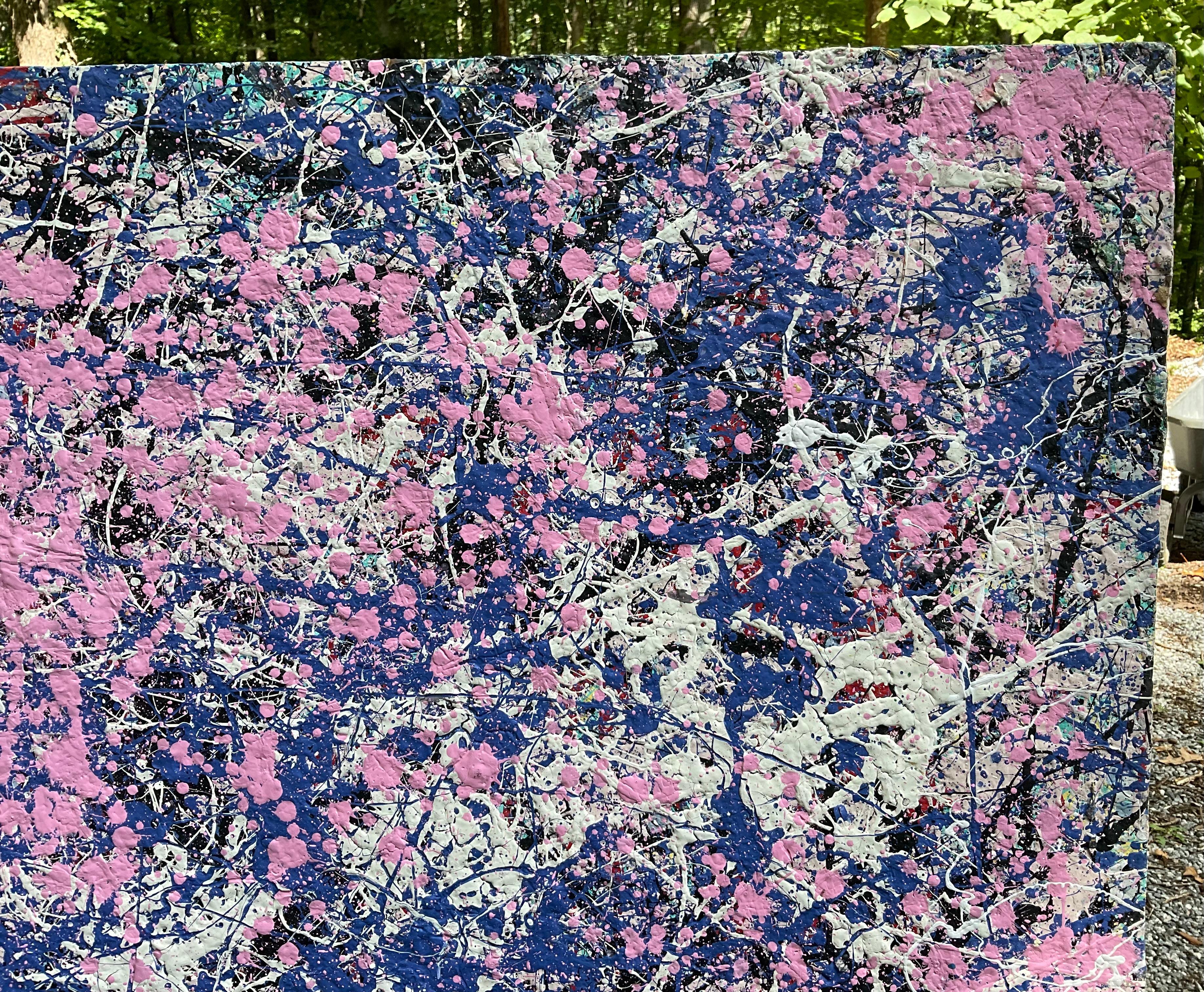 Este vibrante y dinámico cuadro abstracto es una cautivadora mezcla de colores y texturas. Una audaz interacción de rosa, azul y blanco crea una composición visualmente estimulante. El uso que hace el artista de salpicaduras, goteos y líneas añade