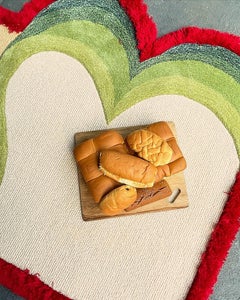 Alfombra de lana trenzada a mano de forma irregular "Desayuno y mermelada de fresa" by RAG home