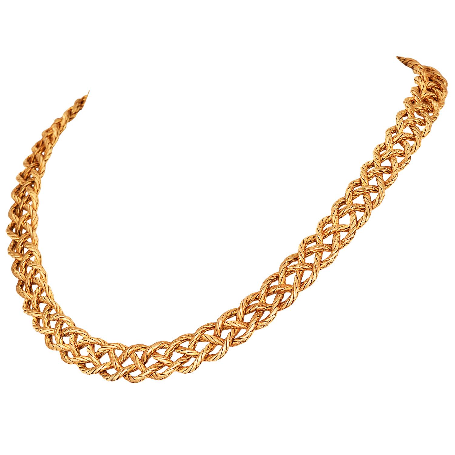  Buccellati was the first to introduce the technique of texture engraving. His pieces are rich in textural quality.

This authentic  Buccellati necklace is crafted in solid 18K yellow gold, classically and immaculately designed in braided gold