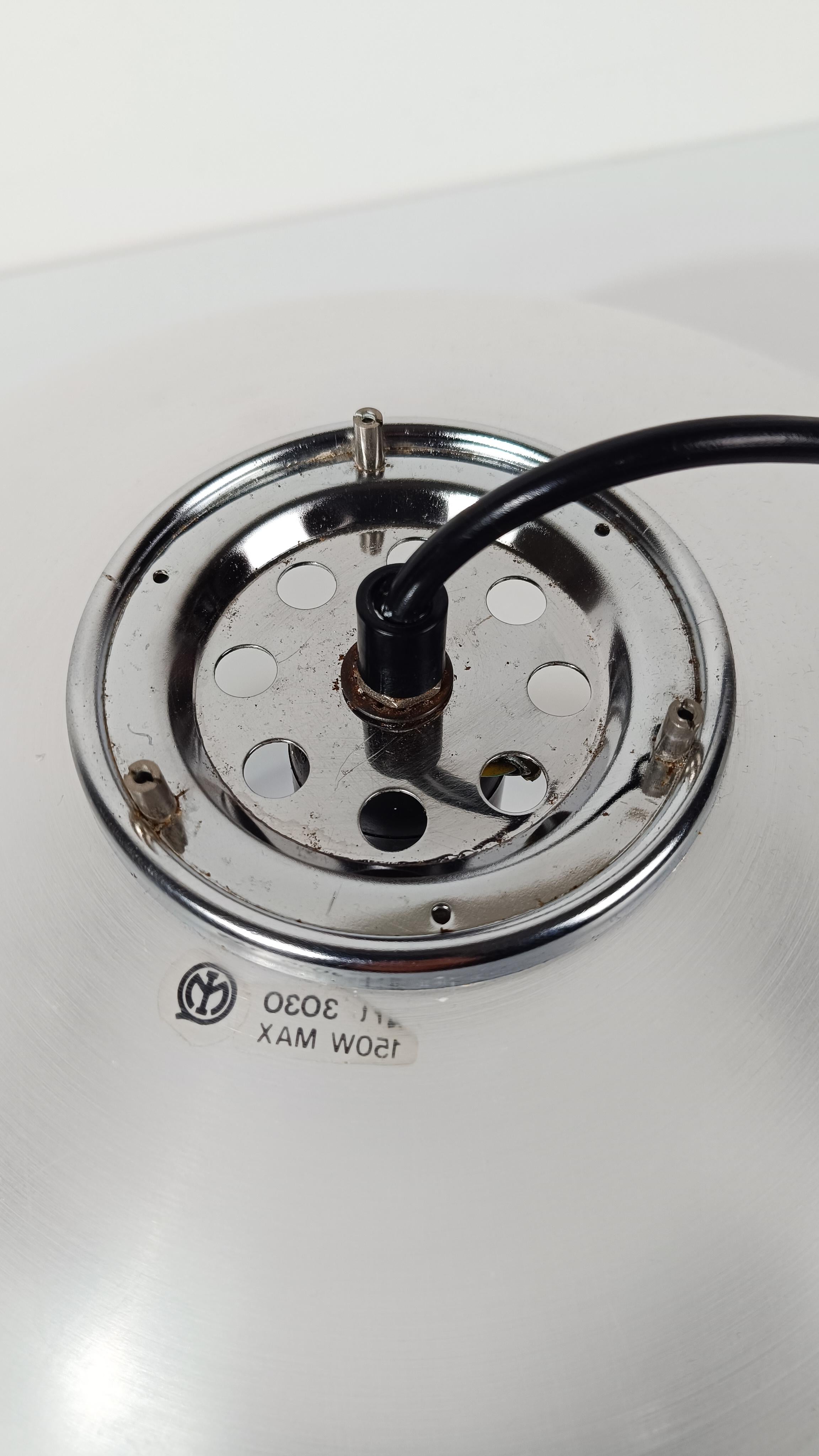 Wir bieten eine ikonische Space-Age-Pendelleuchte zum Verkauf an, die 1968 von Studio 6G, einem internen Designteam der Herstellerfirma, nämlich Harvey Guzzini, entworfen wurde.
Die Pendelleuchte Modell BUD wurde von 1973 bis 1986 in Italien