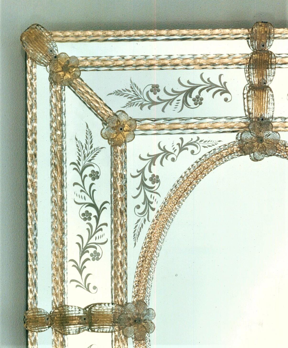 Rechteckiger Spiegel im klassischen venezianischen Stil nach einem Entwurf von Fratelli Tosi , aus Muranoglas, vollständig handgefertigt nach den Techniken unserer Vorfahren. Rechteckiger Spiegel, bestehend aus einem Oval in der Mitte mit einem
