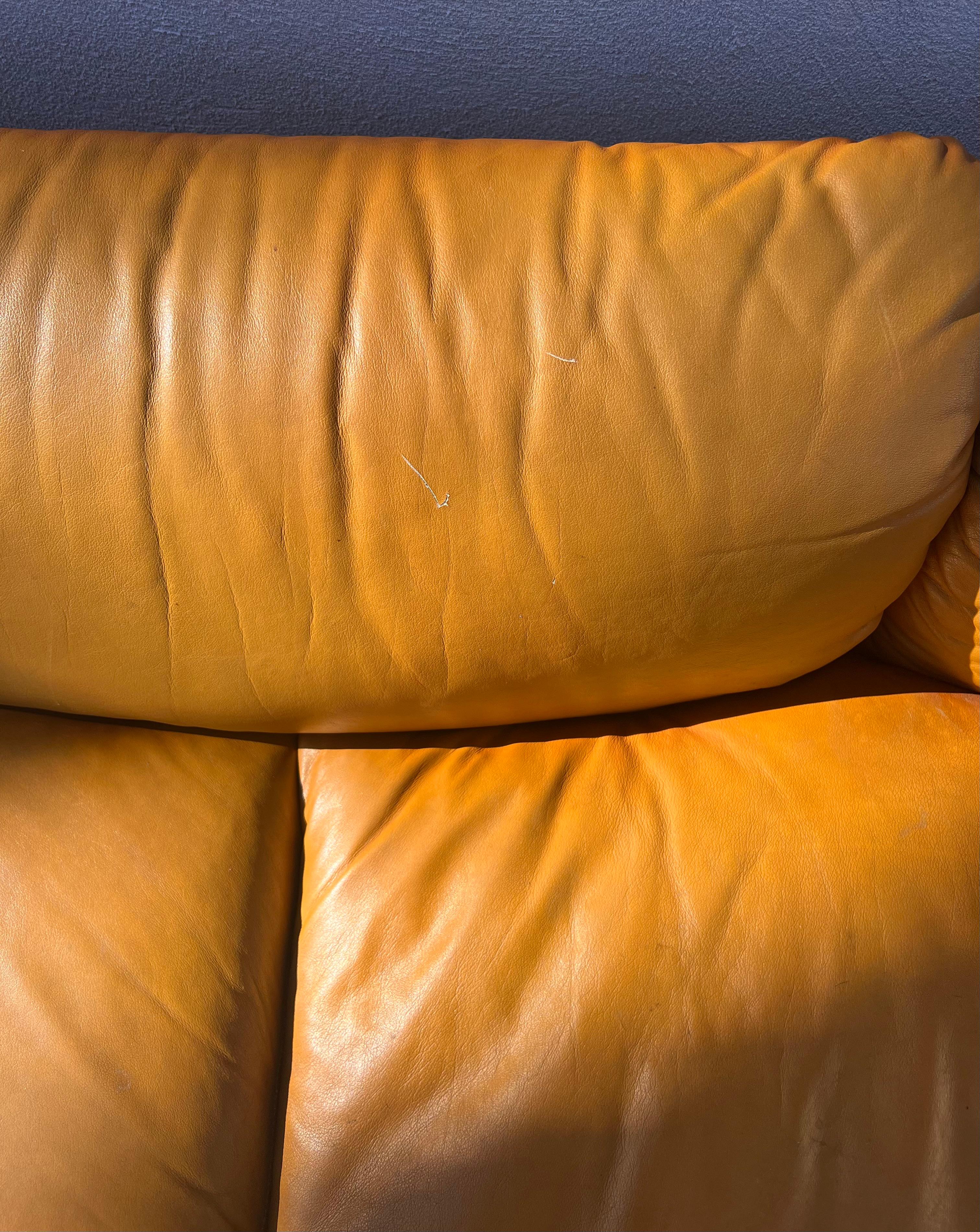 « Confidential » 3seater leather sofa by Saporiti, circa 1972 3