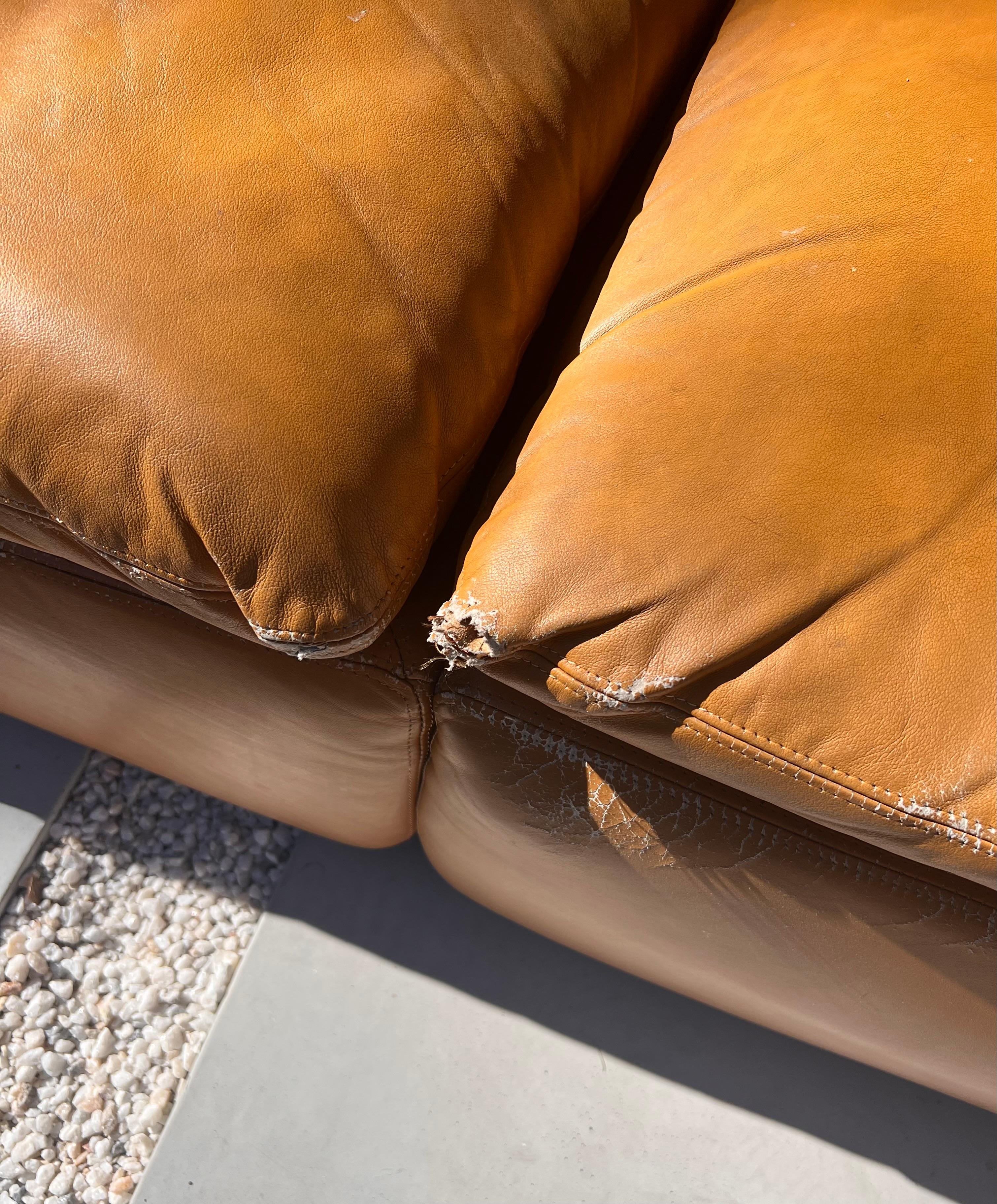 « Confidential » 3seater leather sofa by Saporiti, circa 1972 4