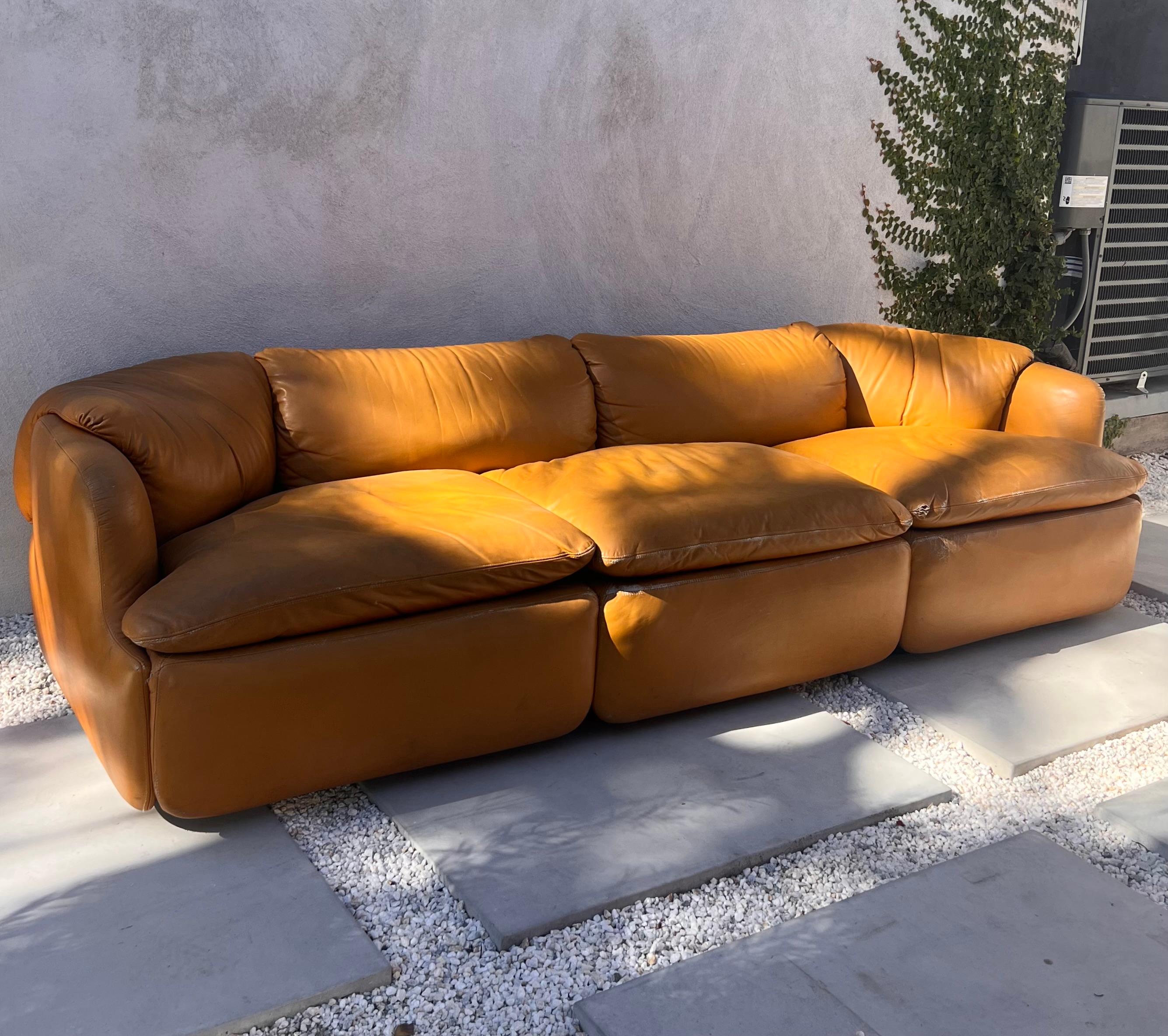 « Confidential » 3seater leather sofa by Saporiti, circa 1972 7