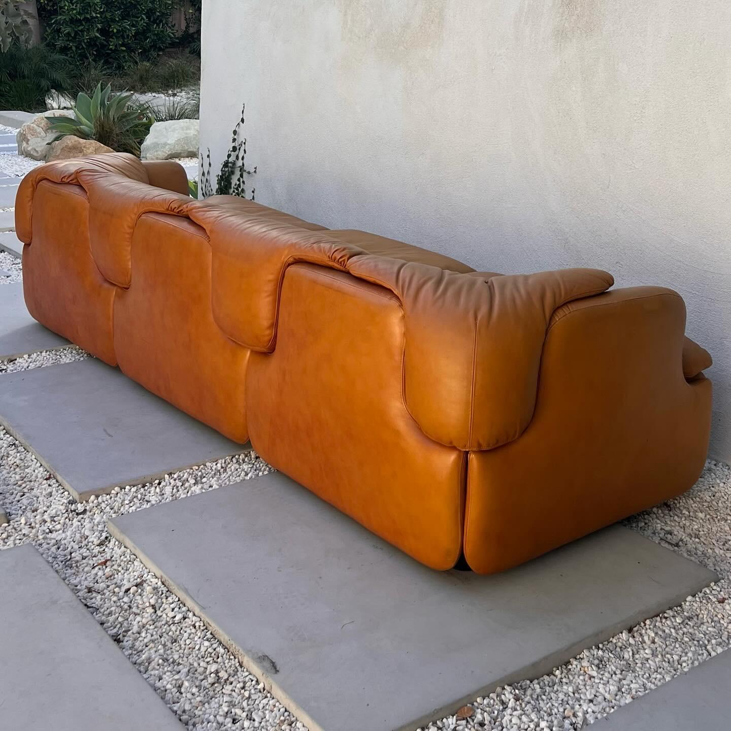 « Confidential » 3seater leather sofa by Saporiti, circa 1972 9