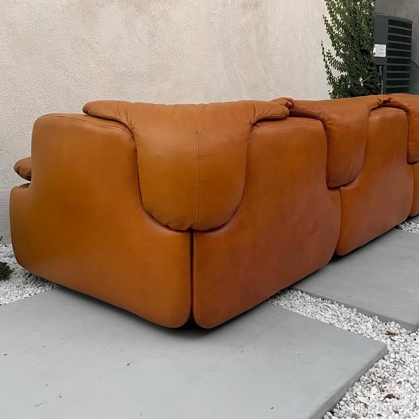 « Confidential » 3seater leather sofa by Saporiti, circa 1972 10