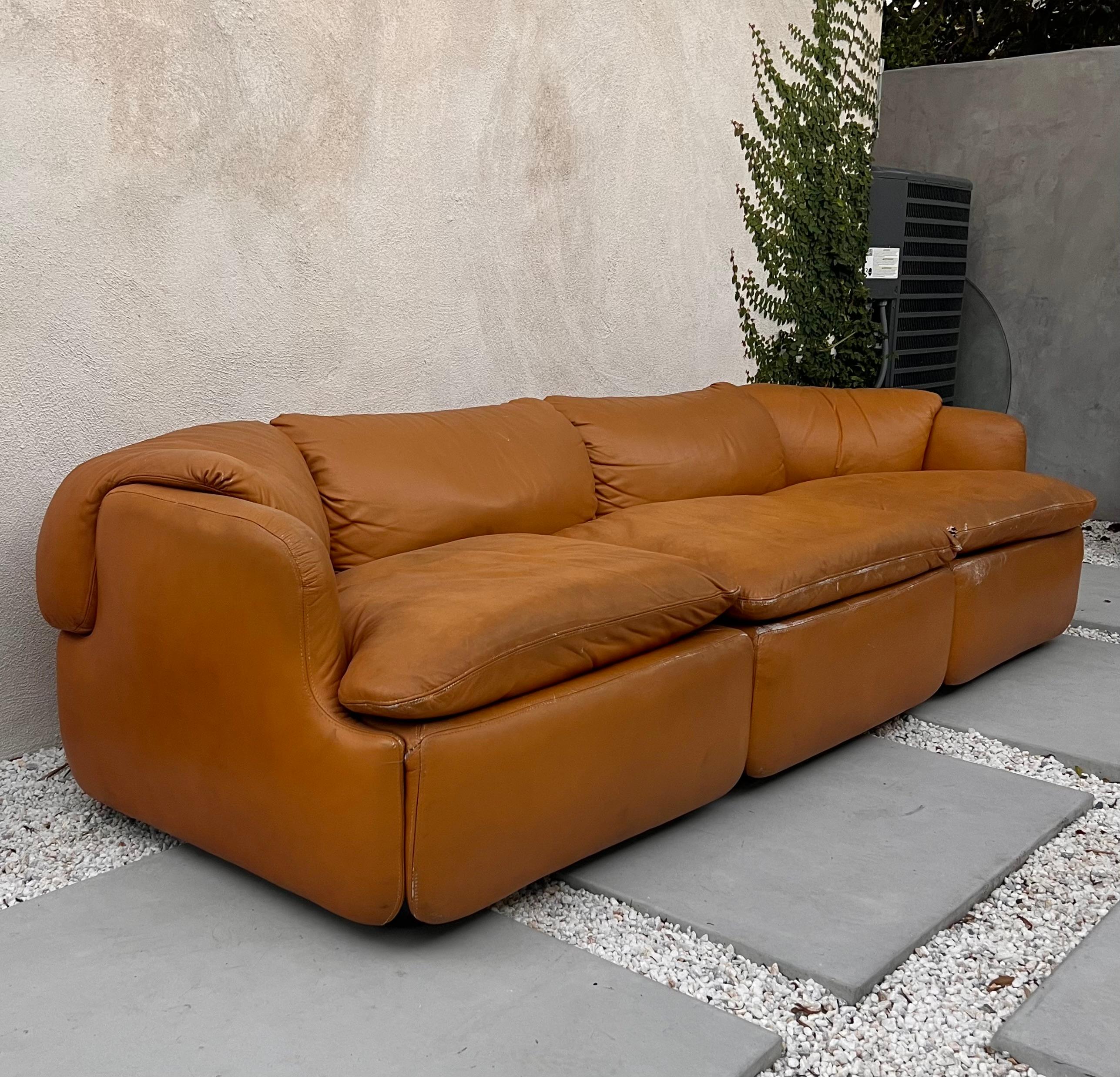 « Confidential » 3seater leather sofa by Saporiti, circa 1972 11