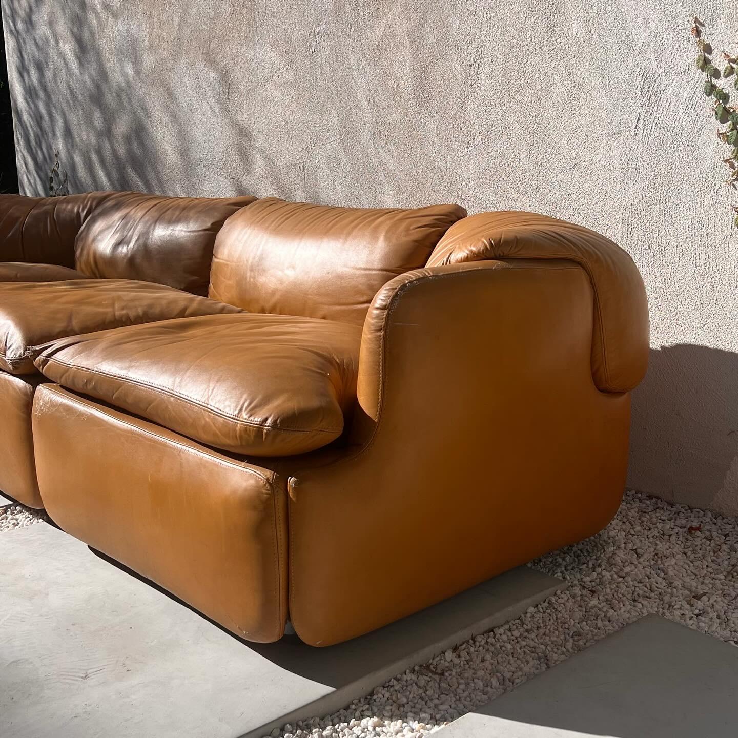 « Confidential » 3seater leather sofa by Saporiti, circa 1972 In Good Condition In View Park, CA