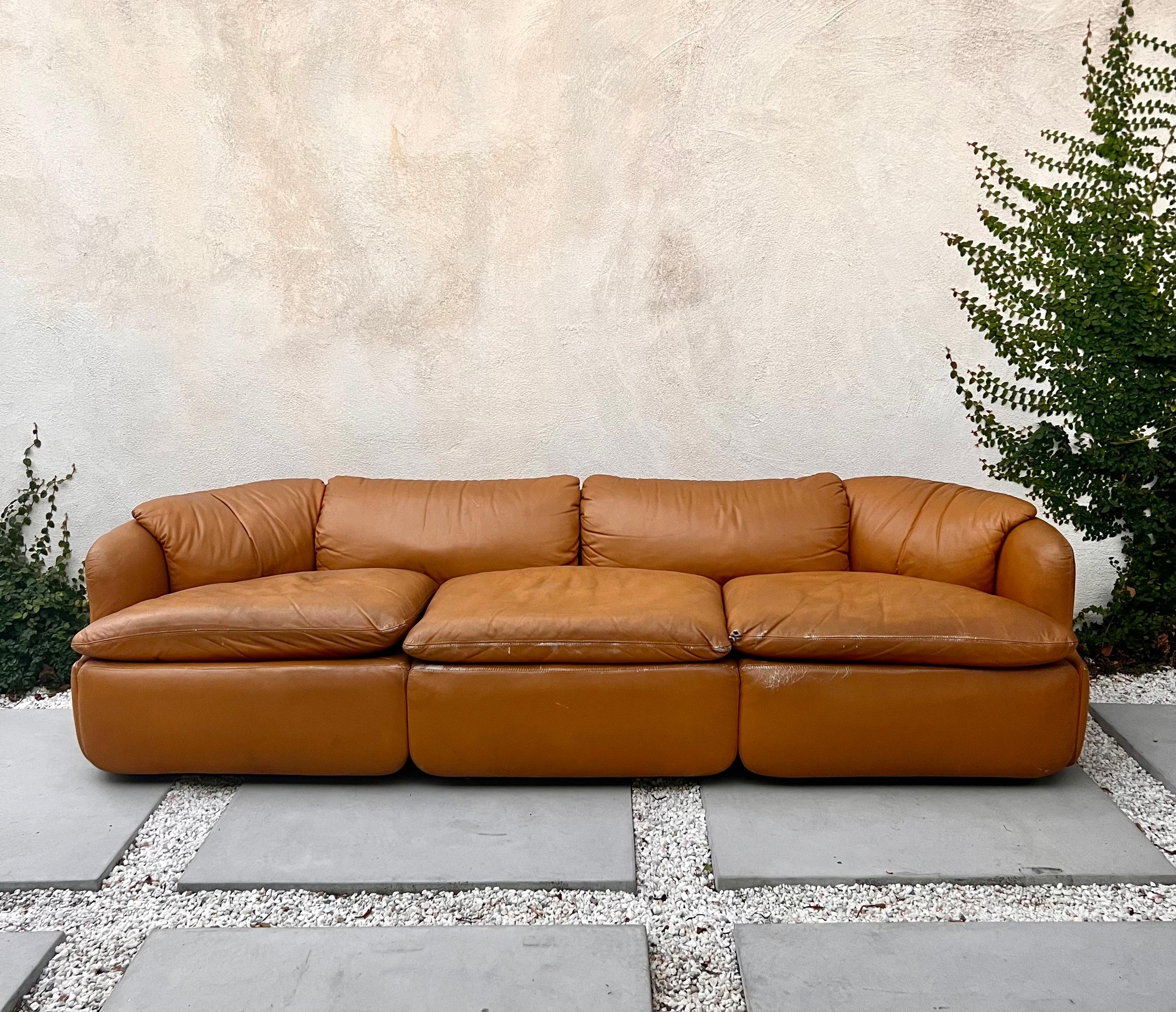 « Confidential » 3seater leather sofa by Saporiti, circa 1972 2