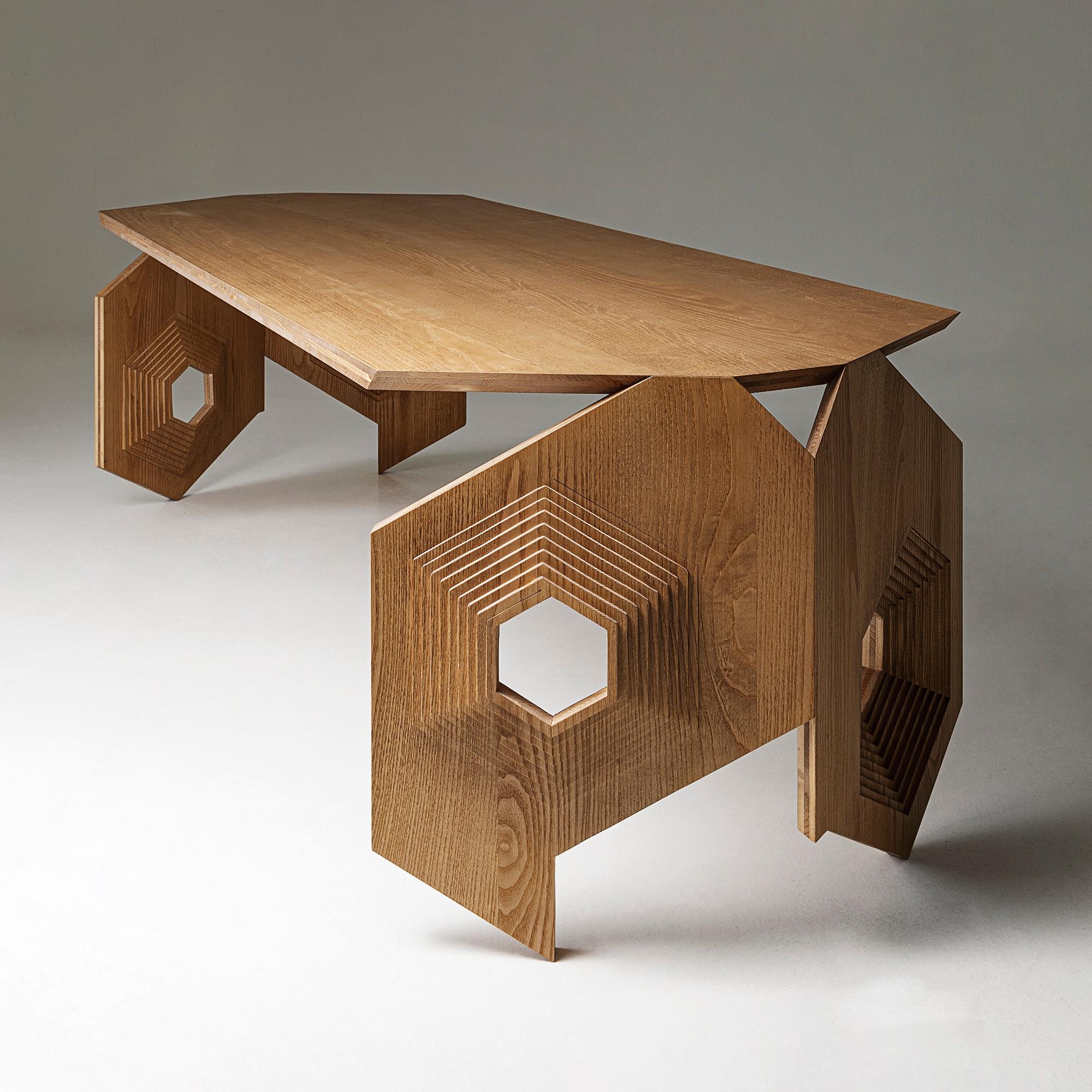 Moderne Sculpturales bois de design moderne  Table fabriquée à la main en Italie par Sebastiano Bottos en vente