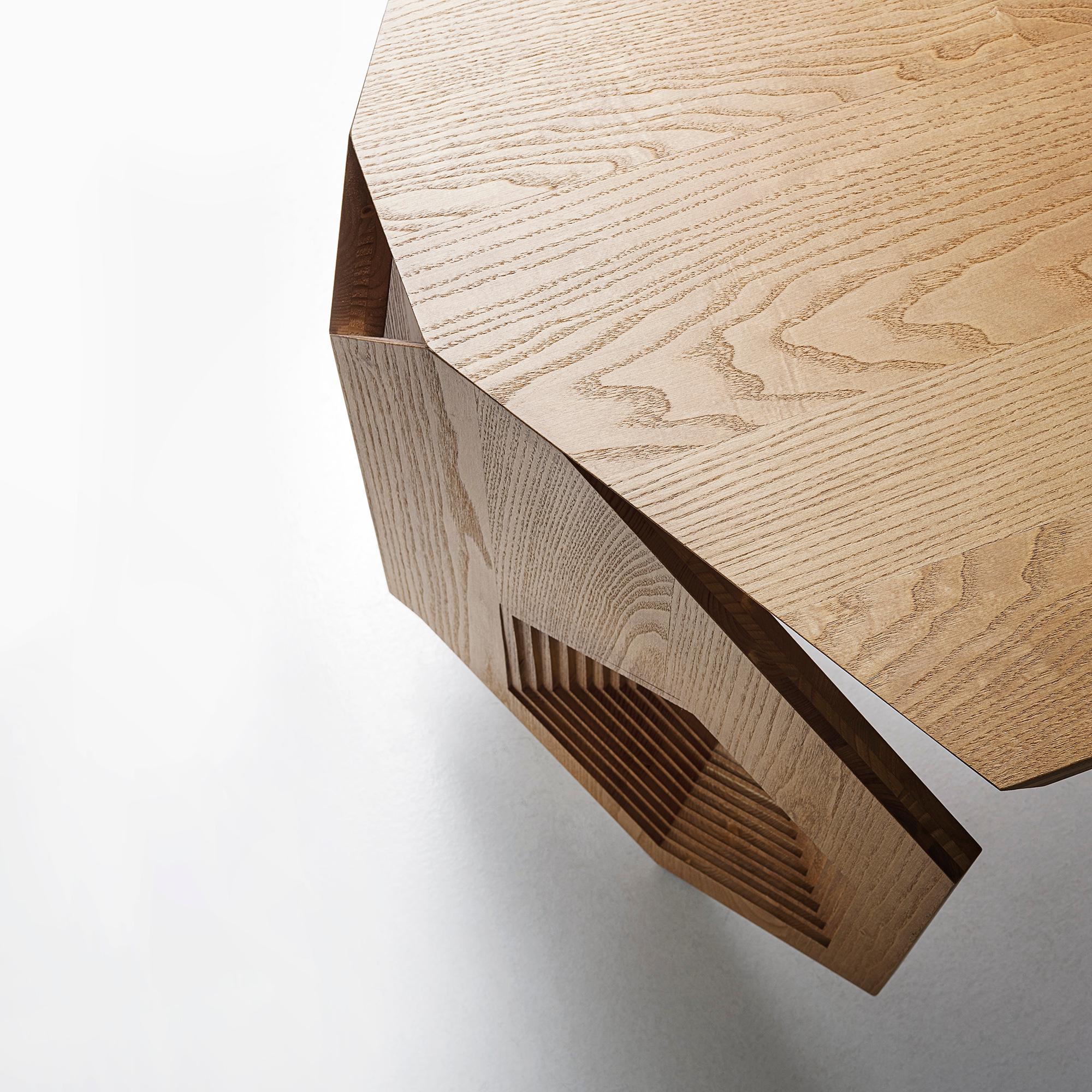 italien Sculpturales bois de design moderne  Table fabriquée à la main en Italie par Sebastiano Bottos en vente
