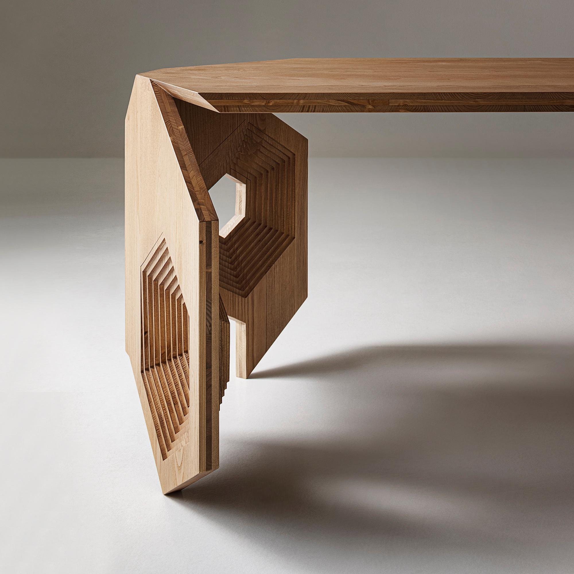 Travail du bois Sculpturales bois de design moderne  Table fabriquée à la main en Italie par Sebastiano Bottos en vente