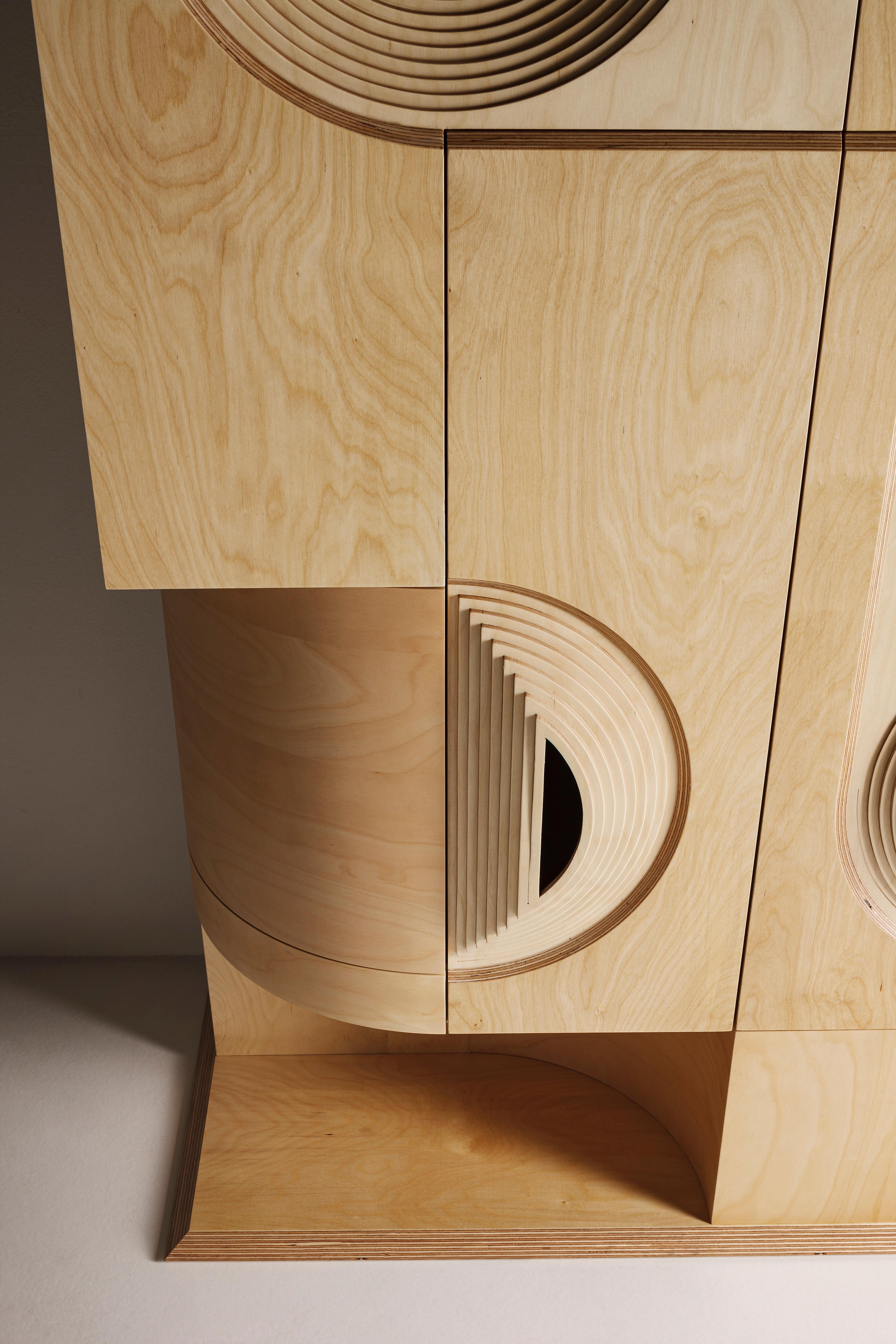 „Esme-Ralda“ Modernes skulpturales geschwungenes Sideboard aus Holz, hergestellt in Italien im Angebot 1