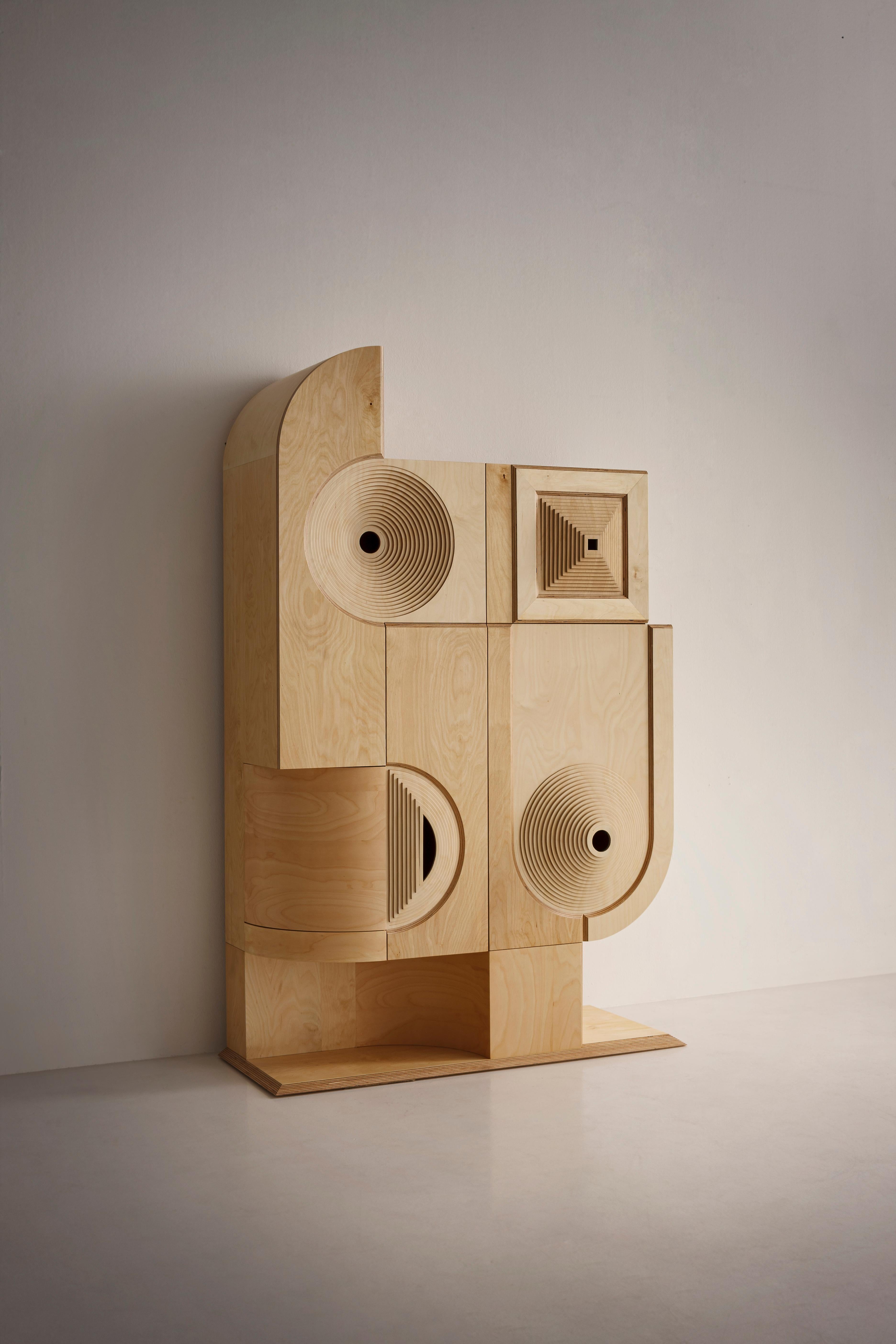 italien Enfilade incurvé moderne en bois sculpté « Esme-Ralda » fabriqué en Italie en vente