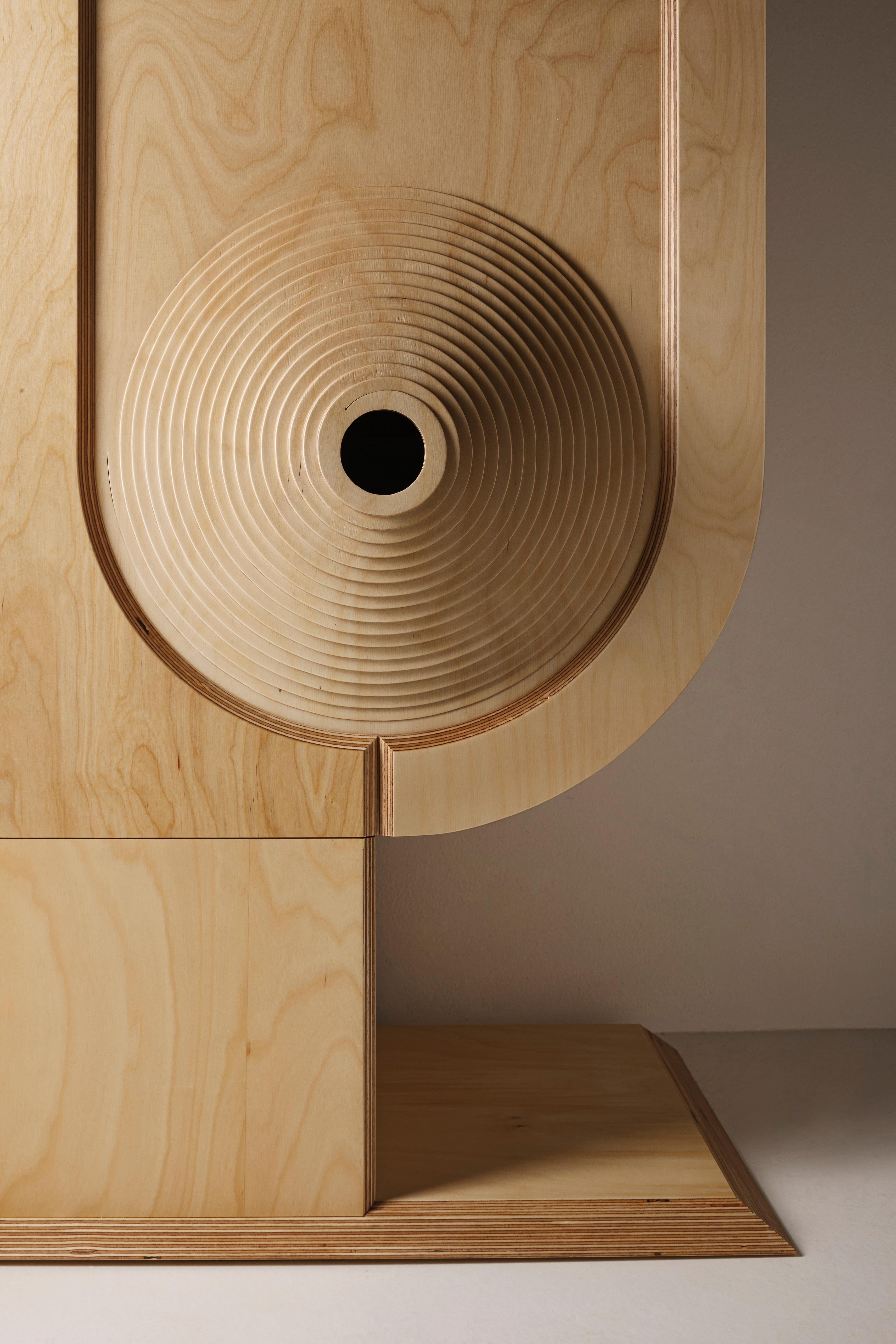 „Esme-Ralda“ Modernes skulpturales geschwungenes Sideboard aus Holz, hergestellt in Italien (Birke) im Angebot