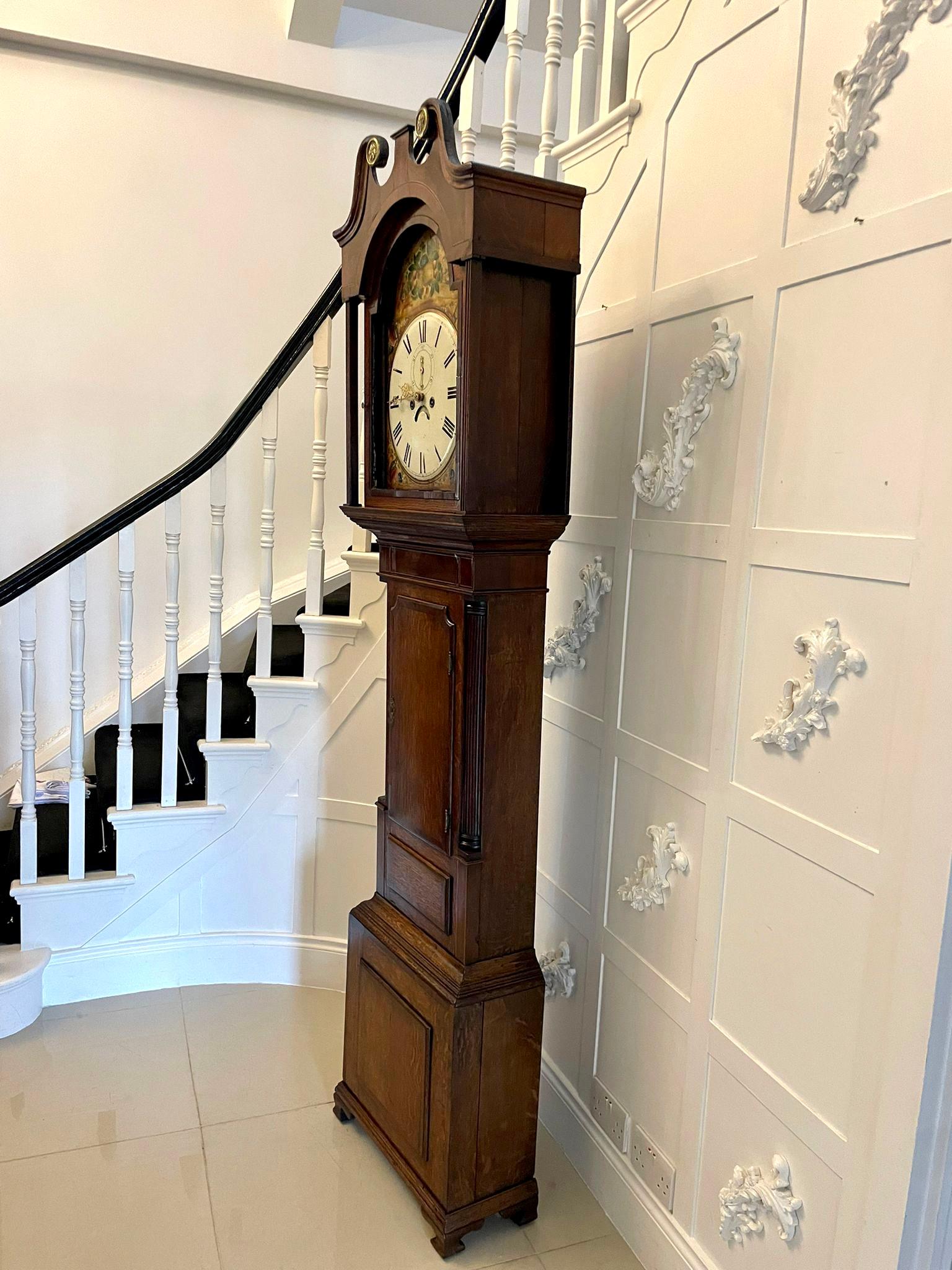 Horloge de parquet ancien de qualité George III en chêne et acajou avec visage peint de 8 jours en vente 3