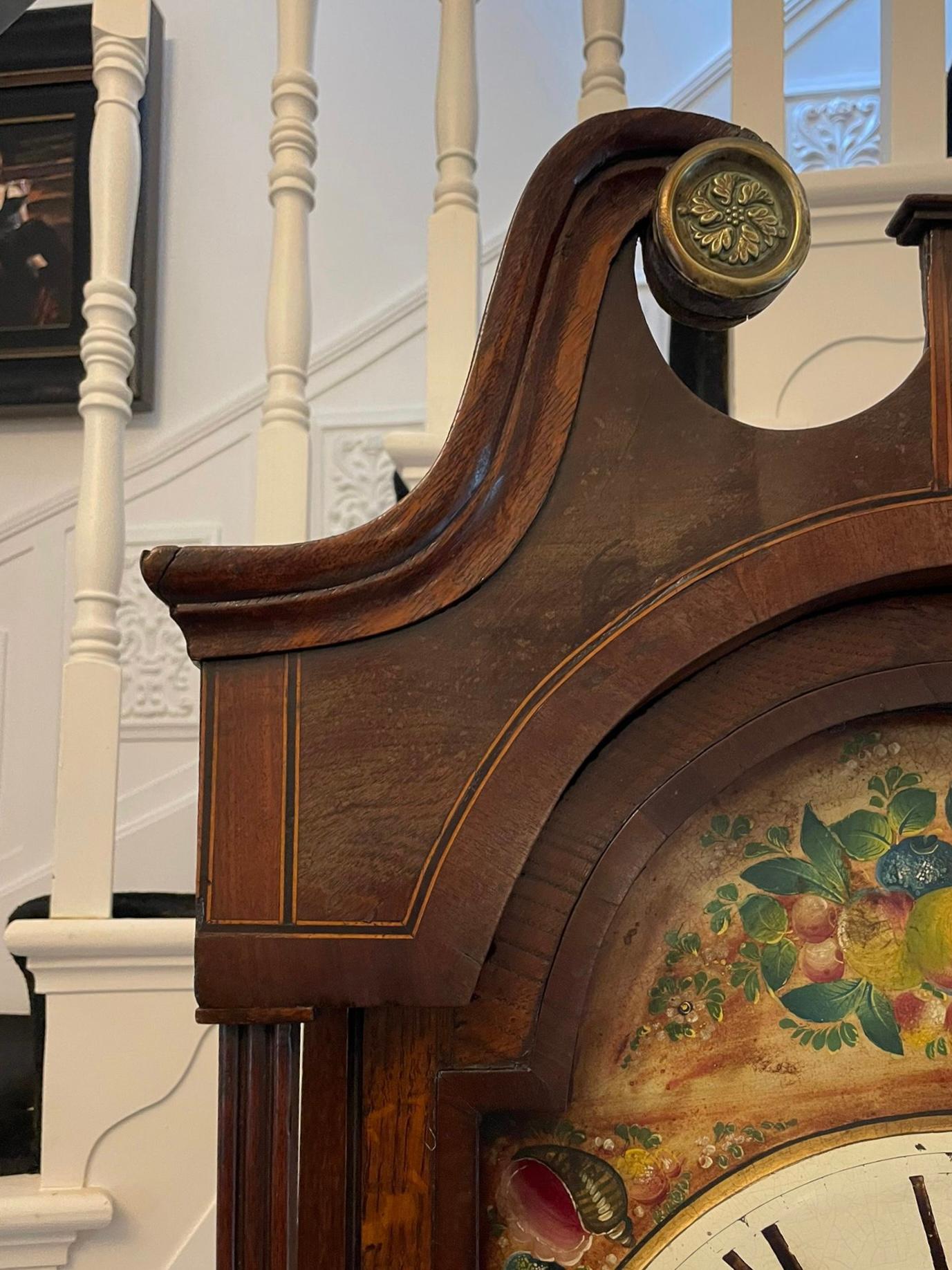 Horloge de parquet ancien de qualité George III en chêne et acajou avec visage peint de 8 jours en vente 4