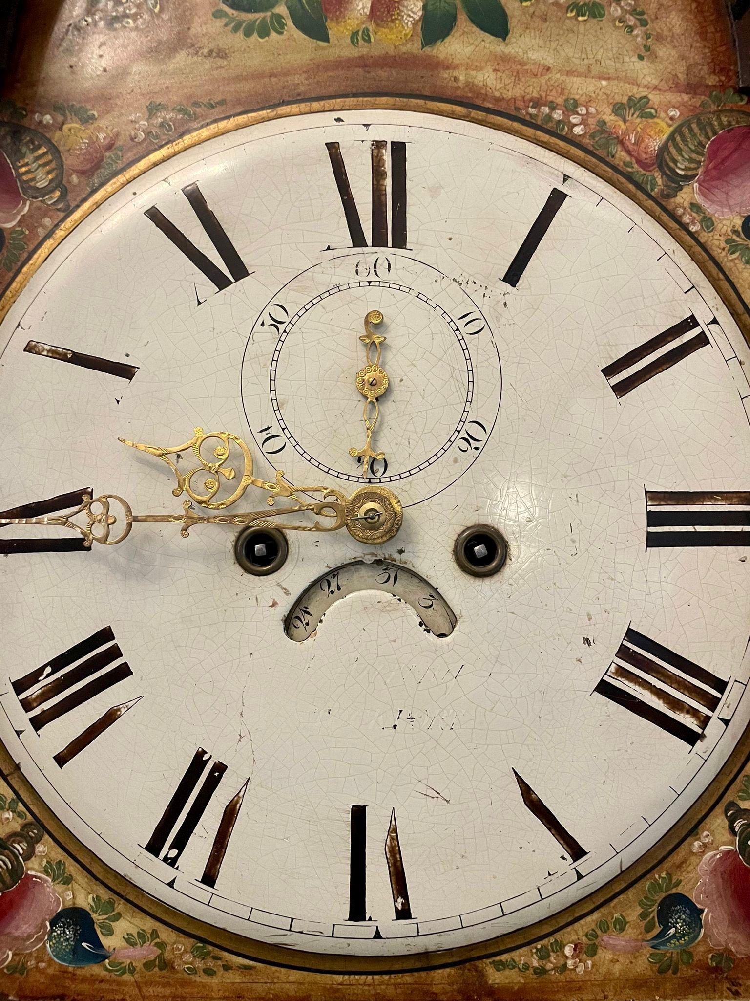 Horloge de parquet ancien de qualité George III en chêne et acajou avec visage peint de 8 jours en vente 5