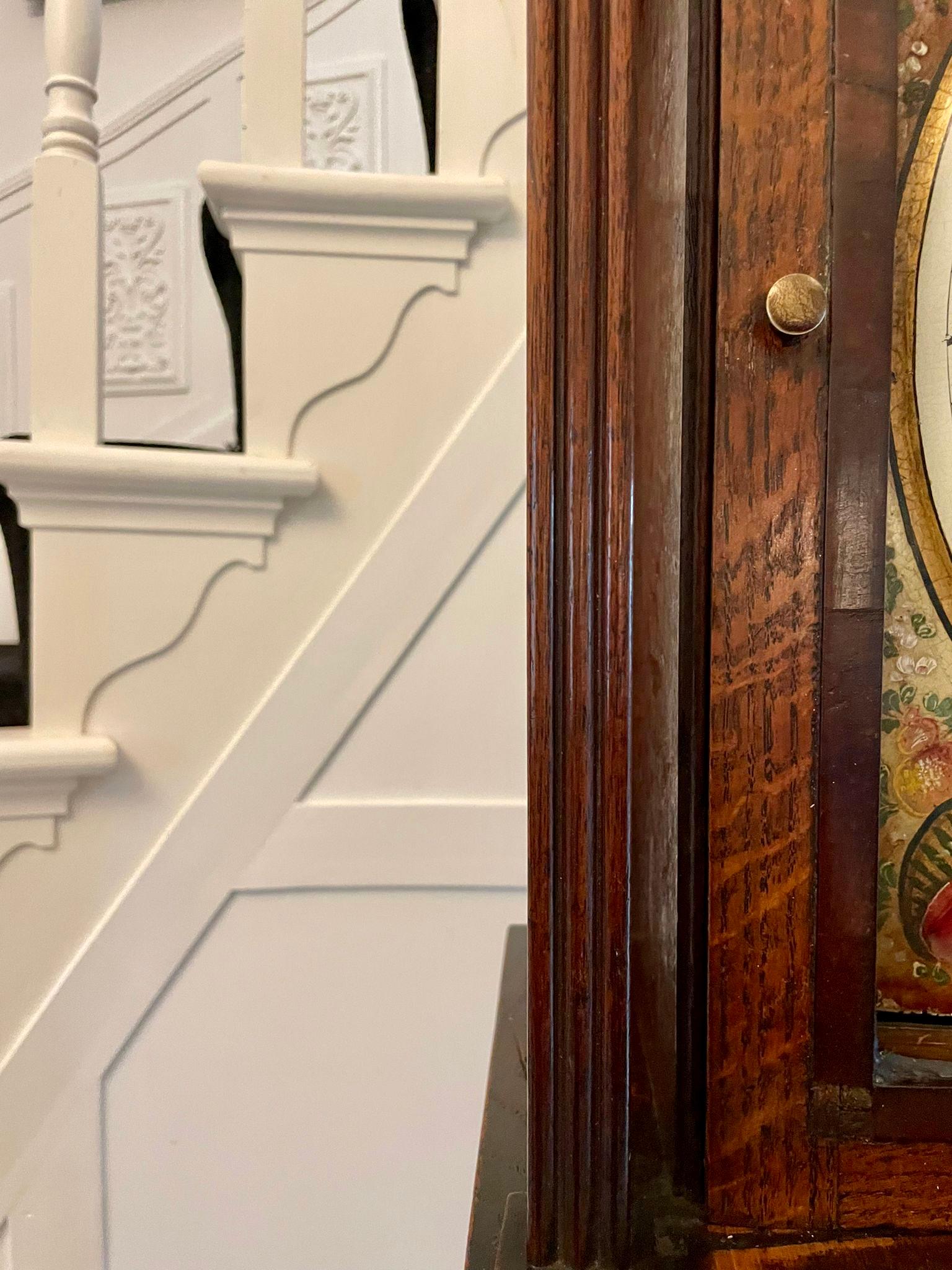 Horloge de parquet ancien de qualité George III en chêne et acajou avec visage peint de 8 jours en vente 6