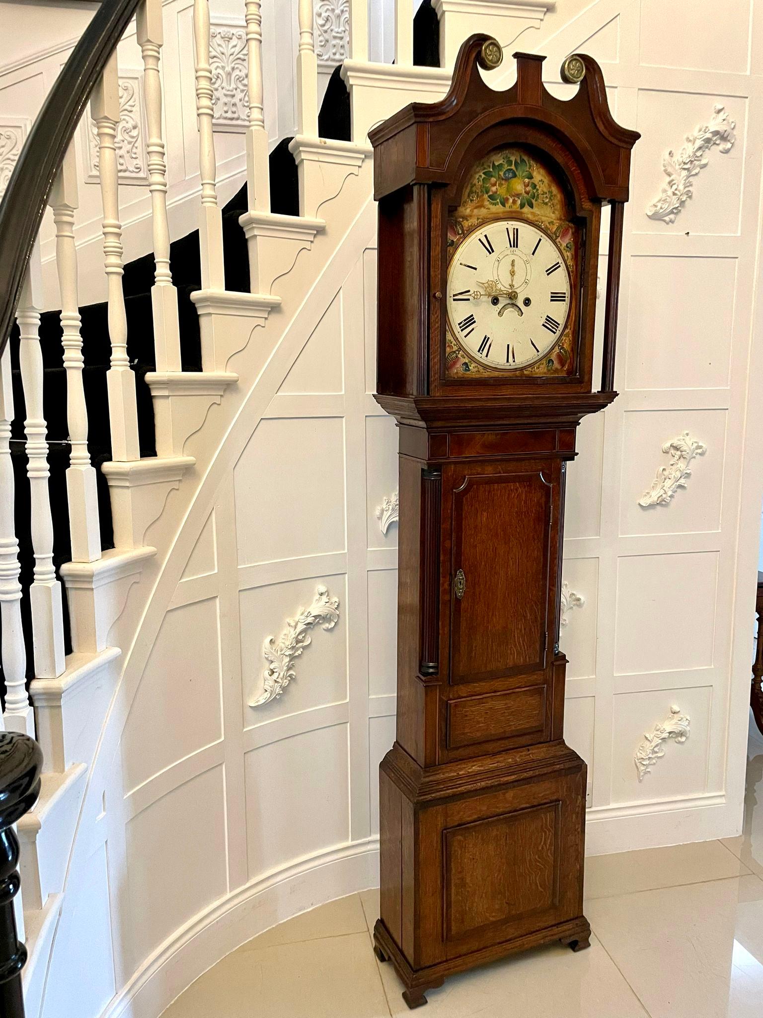 Horloge de parquet ancien de qualité George III en chêne et acajou avec visage peint de 8 jours en vente 8