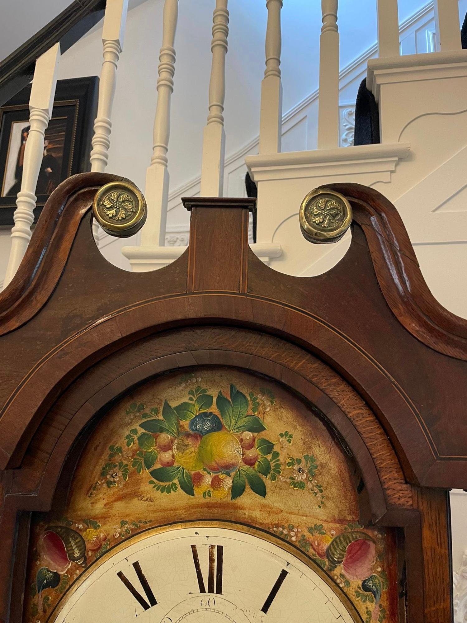 Horloge de parquet ancien de qualité George III en chêne et acajou avec visage peint de 8 jours en vente 9