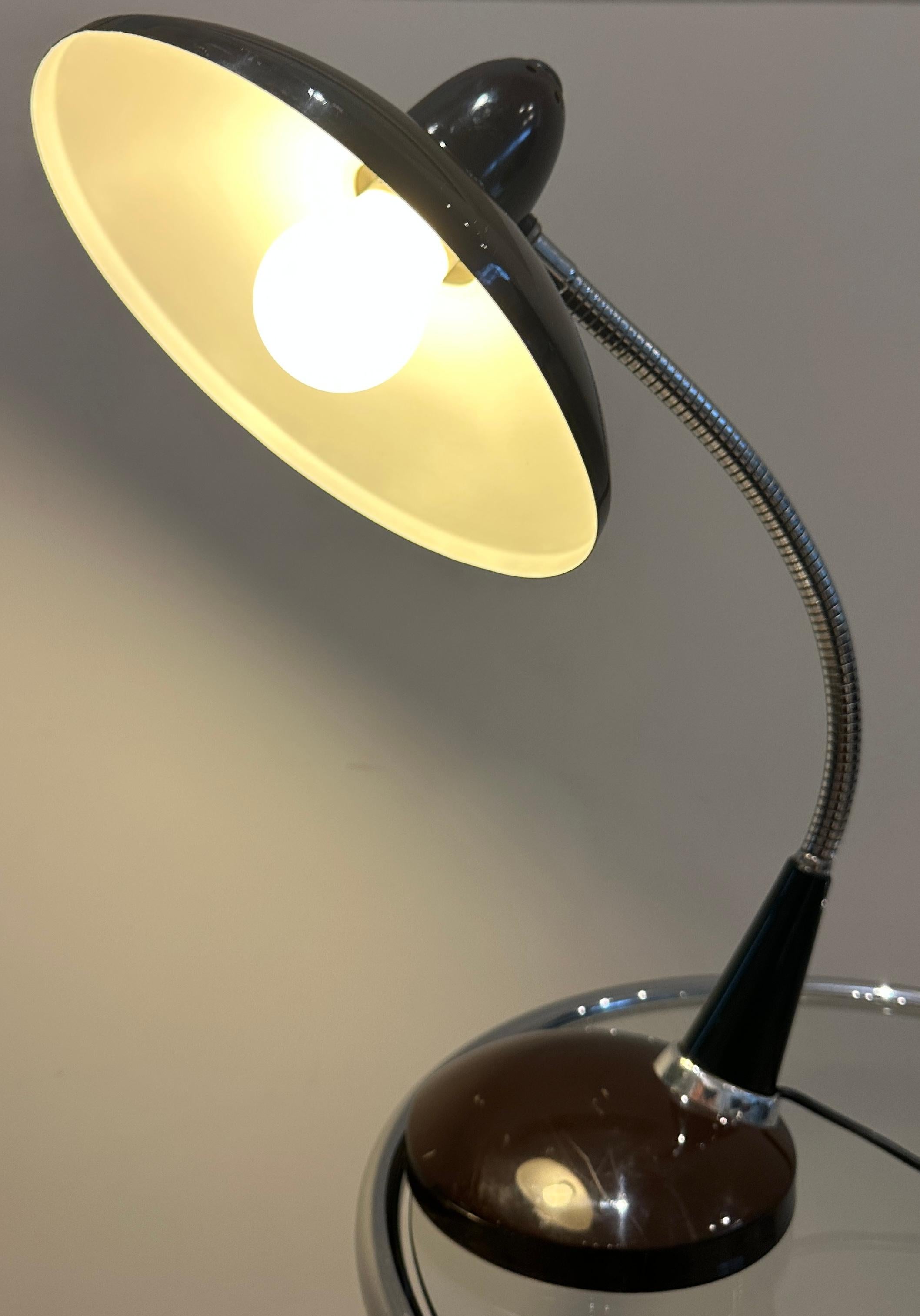 Allemand Lampe de bureau industrielle en métal marron des années 1950, style Bauhaus 