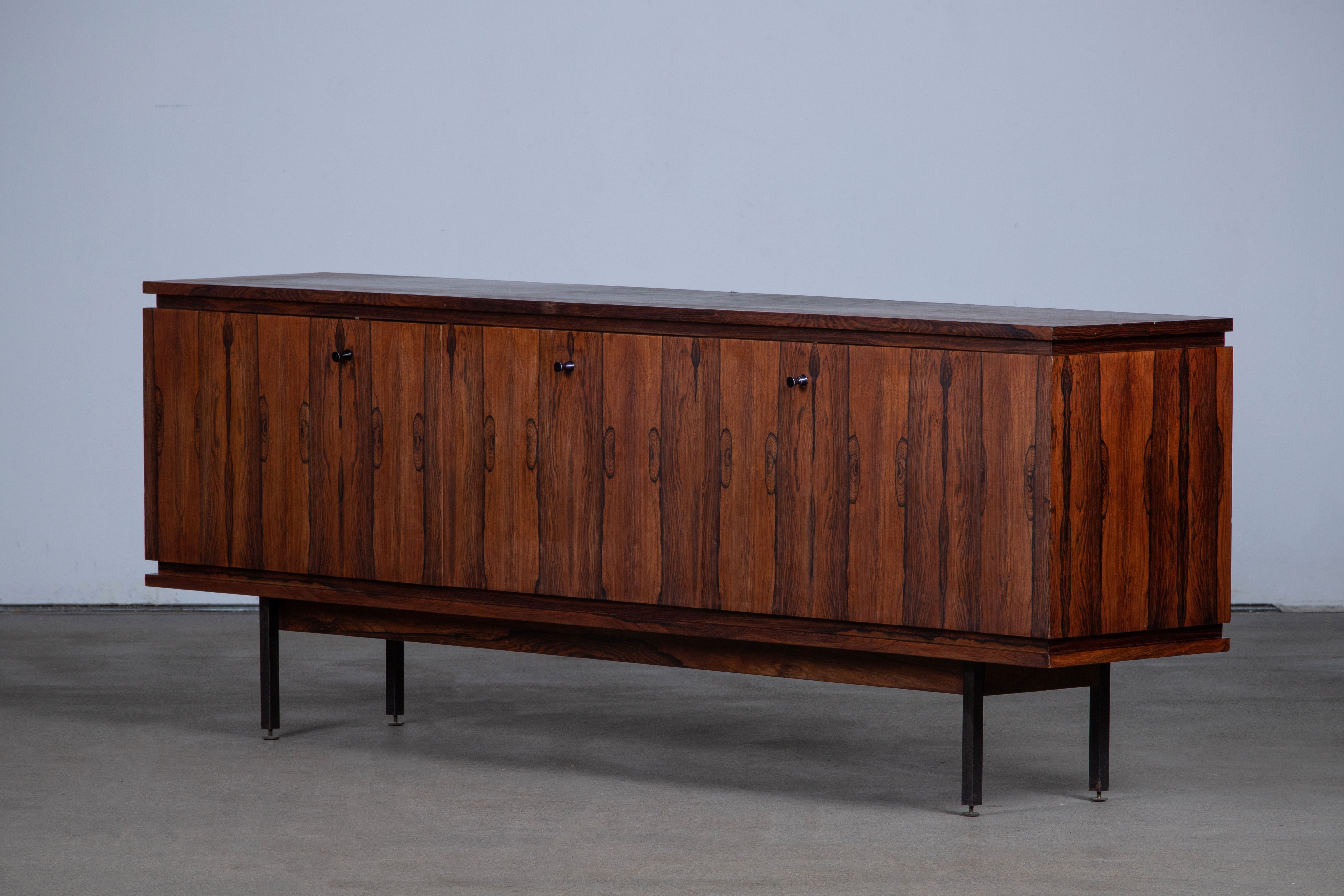 French mid-century sideboard, designed in the 1960s it features minimal lines.
An elegant piece.
Good condition with minor wear.