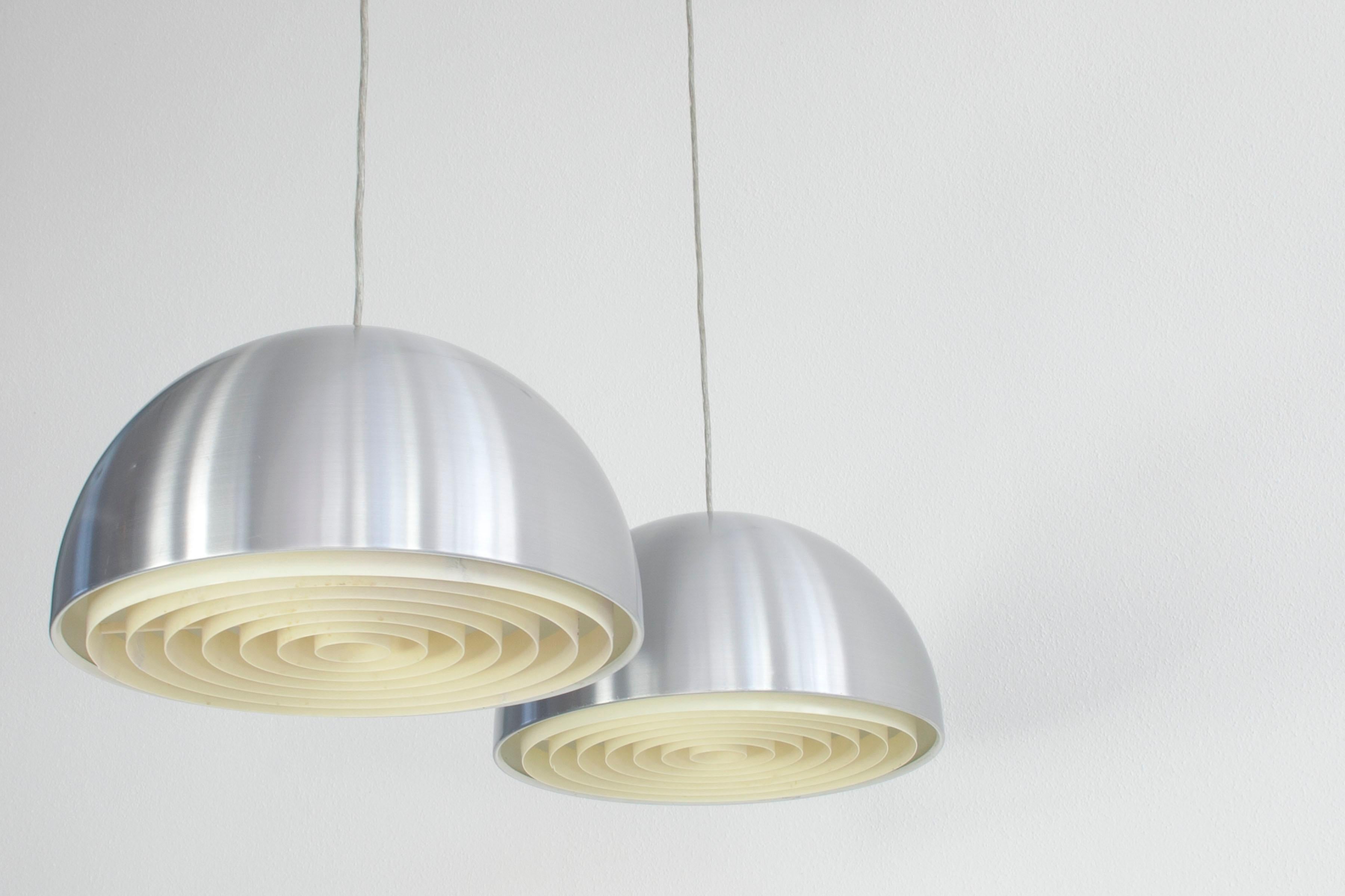 Ensemble de 2 lampes suspendues Lousiane par Vilhelm Wohlert pour Poulsen, Danemark années 1960. L'abat-jour hémisphérique est en aluminium brossé avec un diffuseur en plastique blanc à l'intérieur. La lampe est électrifiée avec un fil E27. 