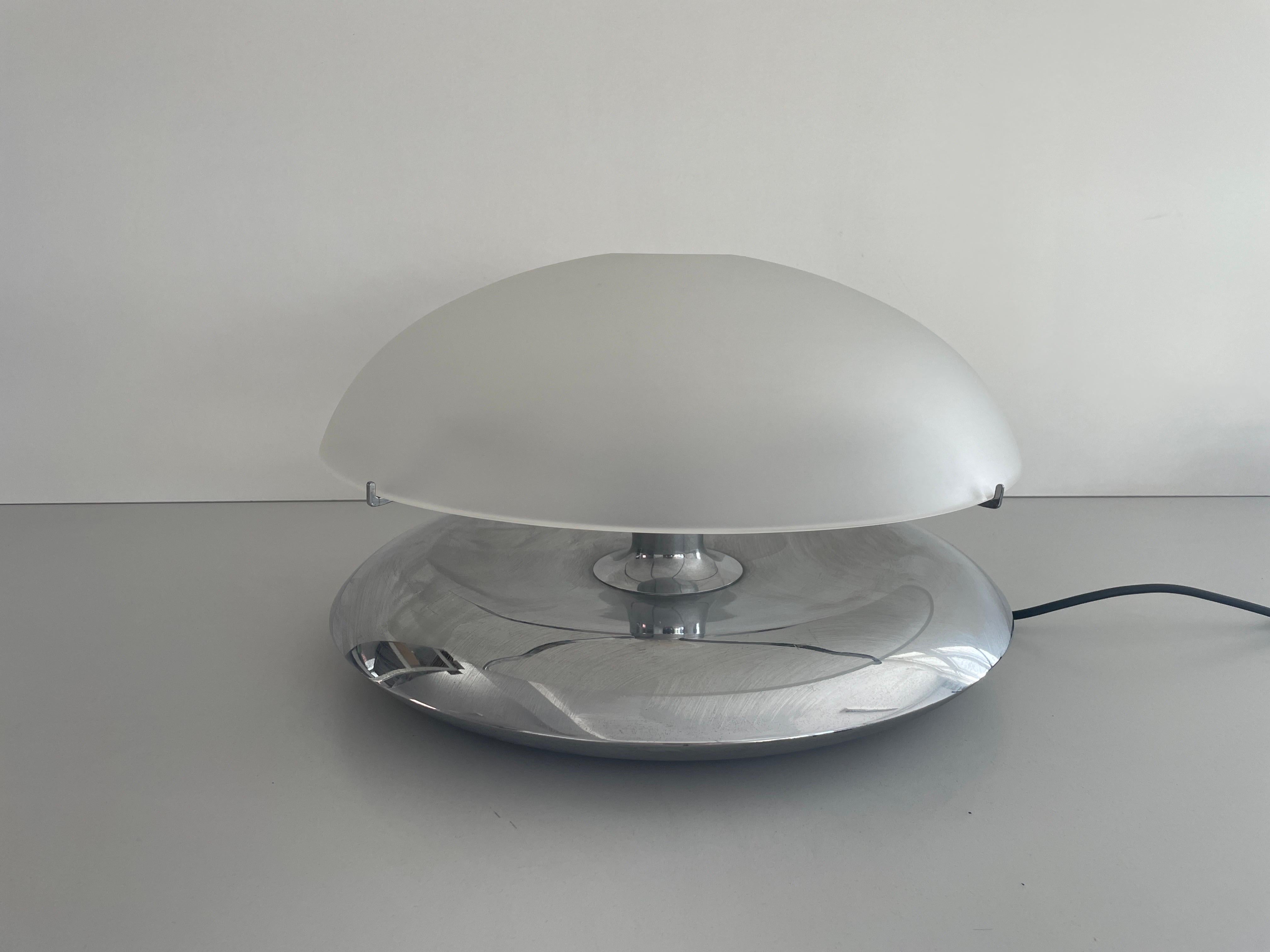 Tischleuchte Modell 'Medusa' von Ludovico Diaz de Santillana, Italien, 1960er Jahre
Der Lampenschirm ist in gutem Zustand und sehr sauber. 
Diese Lampe funktioniert mit E27 Glühbirne
Verkabelt und geeignet für 220V und 110V für alle