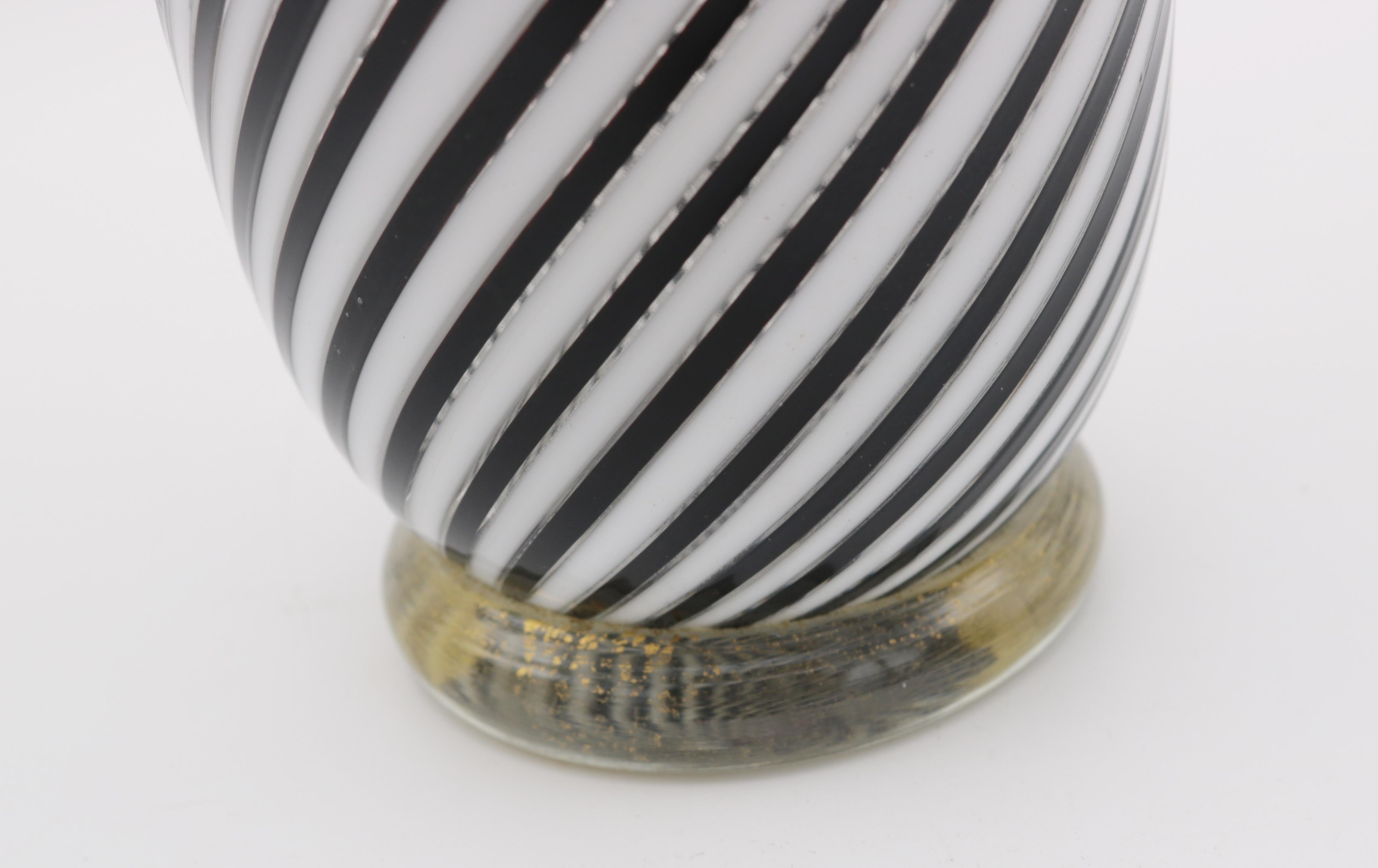 Mid-Century Modern 'Mezza Filigrana' Murano Glass Vase by Dino Martens For Sale