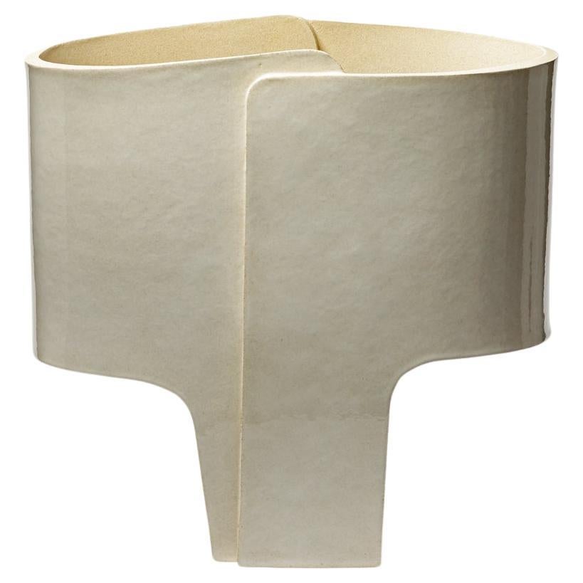 " Lampe à poser Nocta_01 " en grès émaillé blanc de Denis Castaing, 2025.