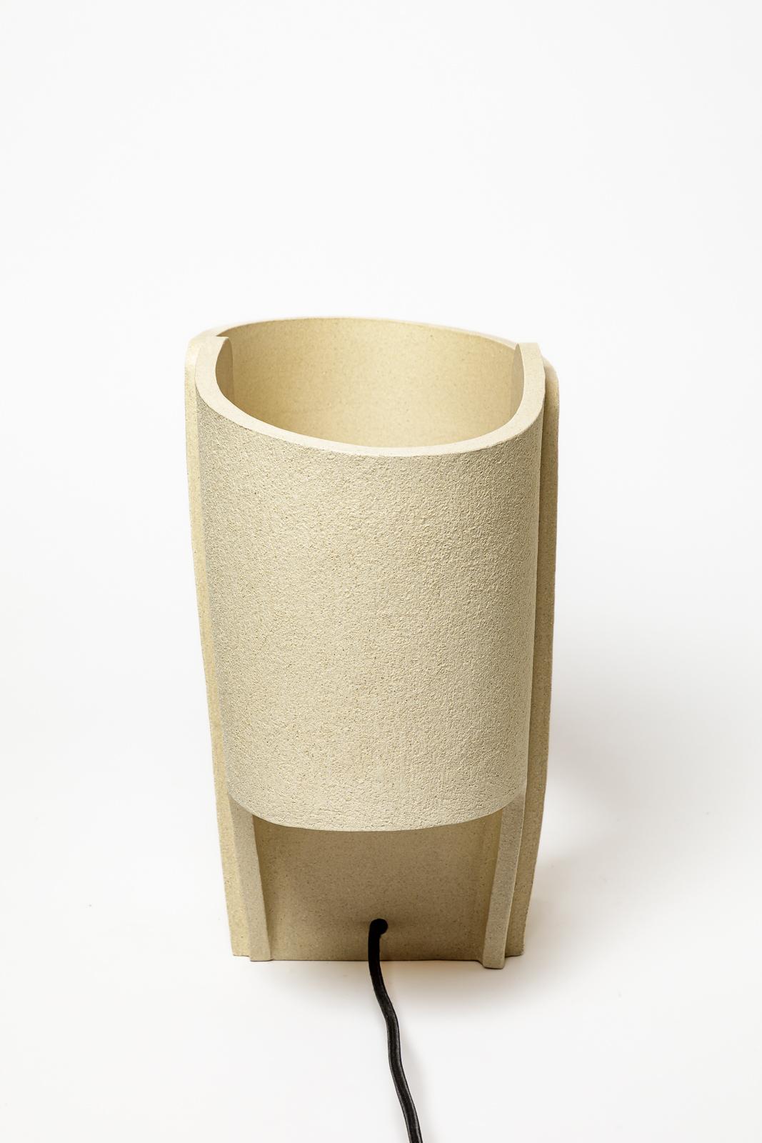 « Nocta_03 » table lamp in beige grog stoneware by Denis Castaing, 2025. In New Condition For Sale In Saint-Ouen, FR