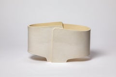 " Nocta_05", lampada da tavolo in gres smaltato bianco di Denis Castaing, 2025.