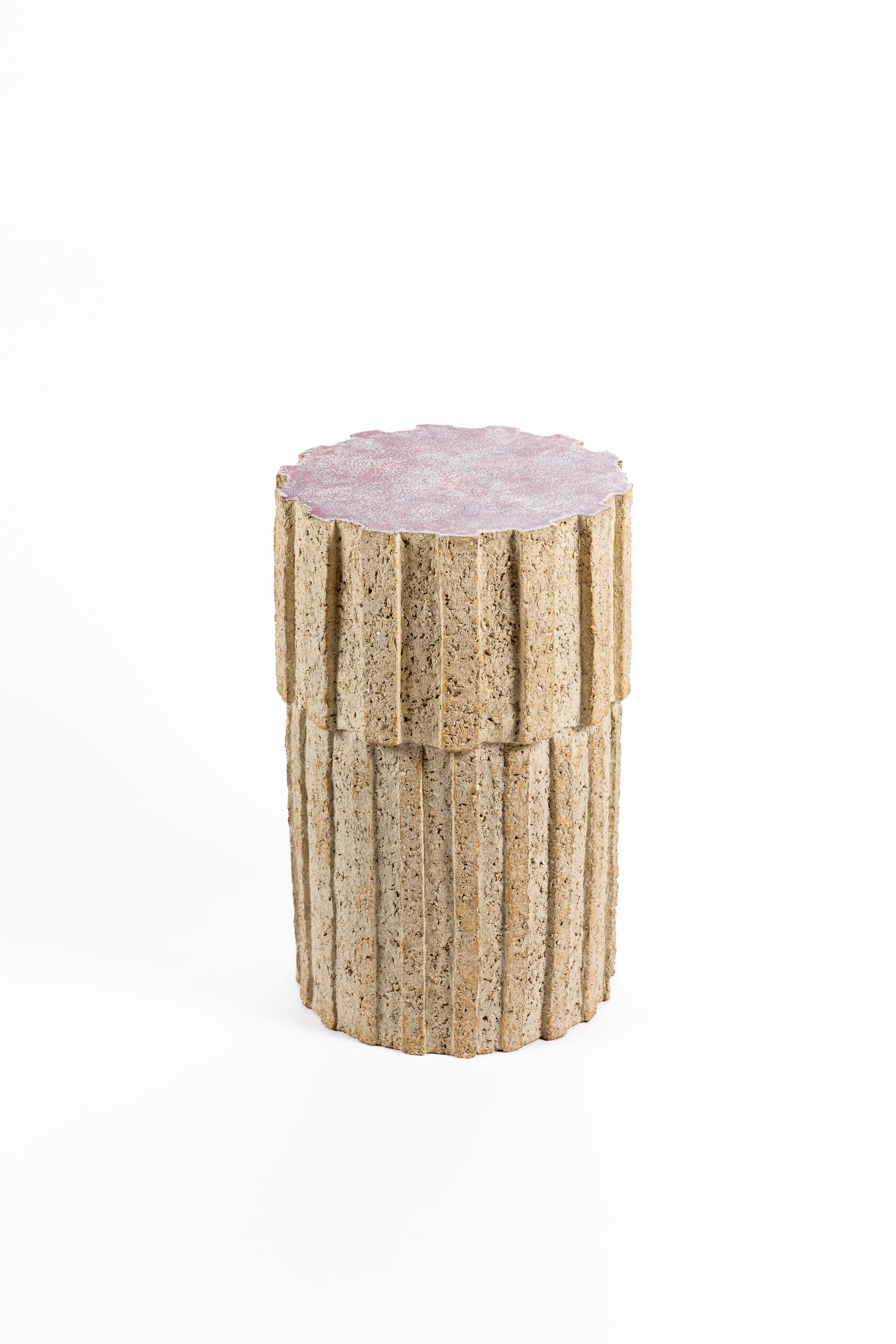 « Ostinato » table in raw stoneware with red glazed top by Denis Castaing.
Artist signature under the base. 2024.
H : 15.3 x 9.8 inches.