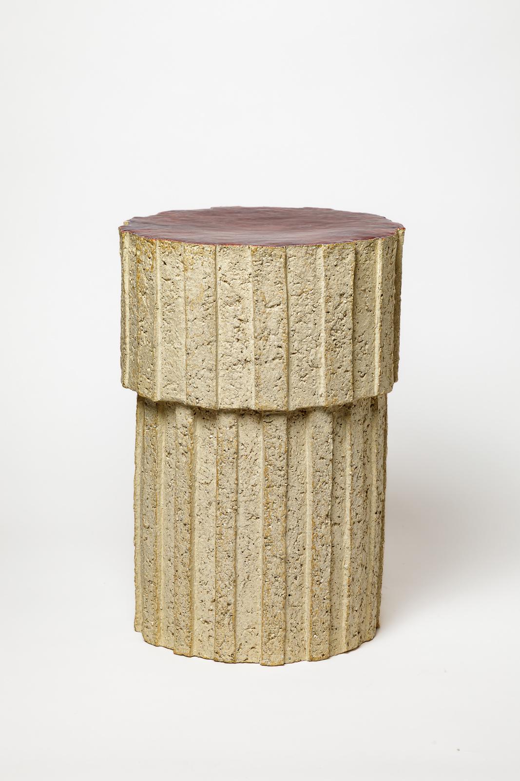 French « Ostinato » table in raw stoneware with red glazed top by Denis Castaing, 2025. For Sale