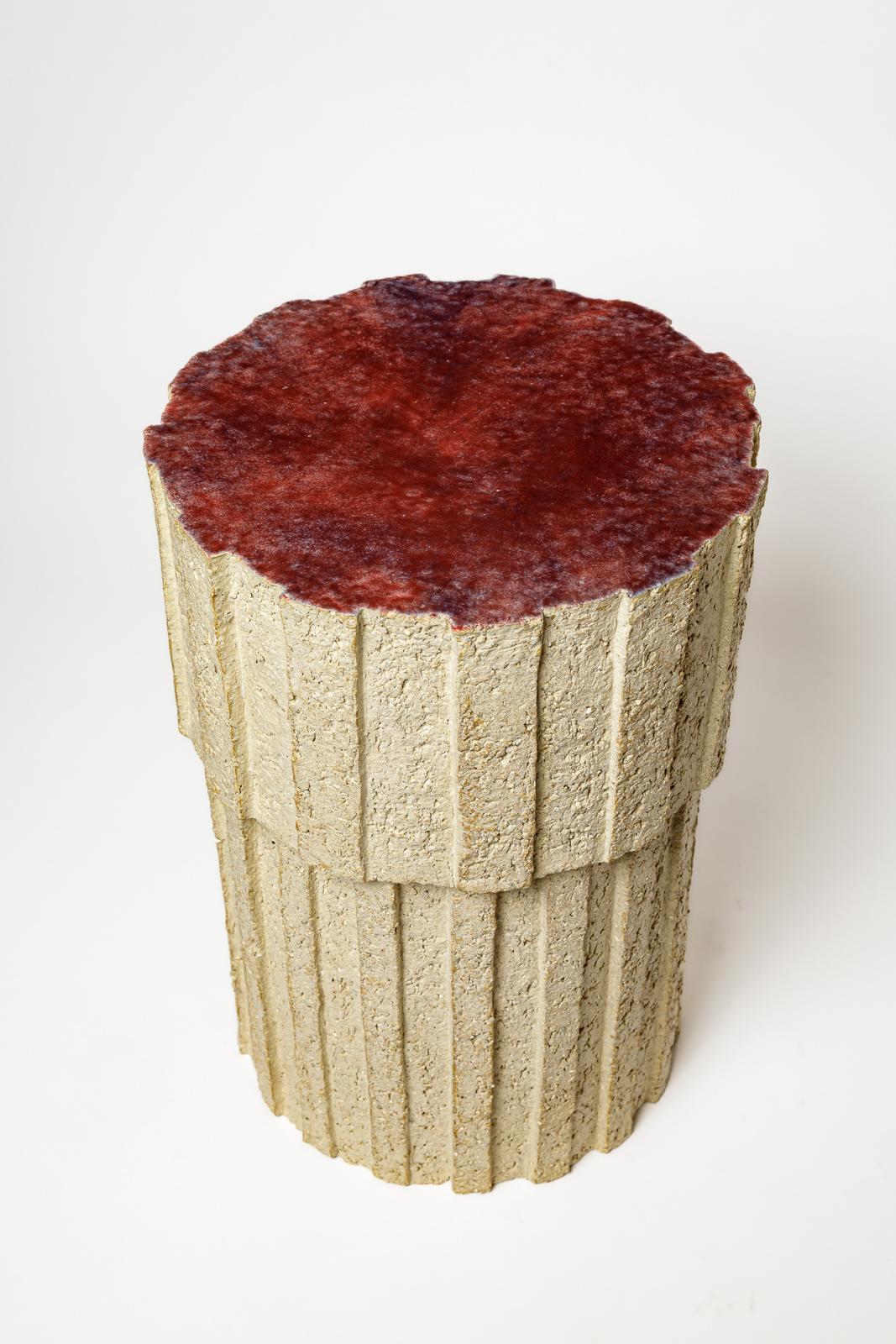 Contemporary « Ostinato » table in raw stoneware with red glazed top by Denis Castaing, 2025. For Sale