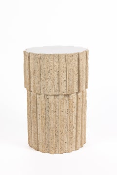 " Tavolo "Ostinato" in gres crudo con piano smaltato bianco di Denis Castaing