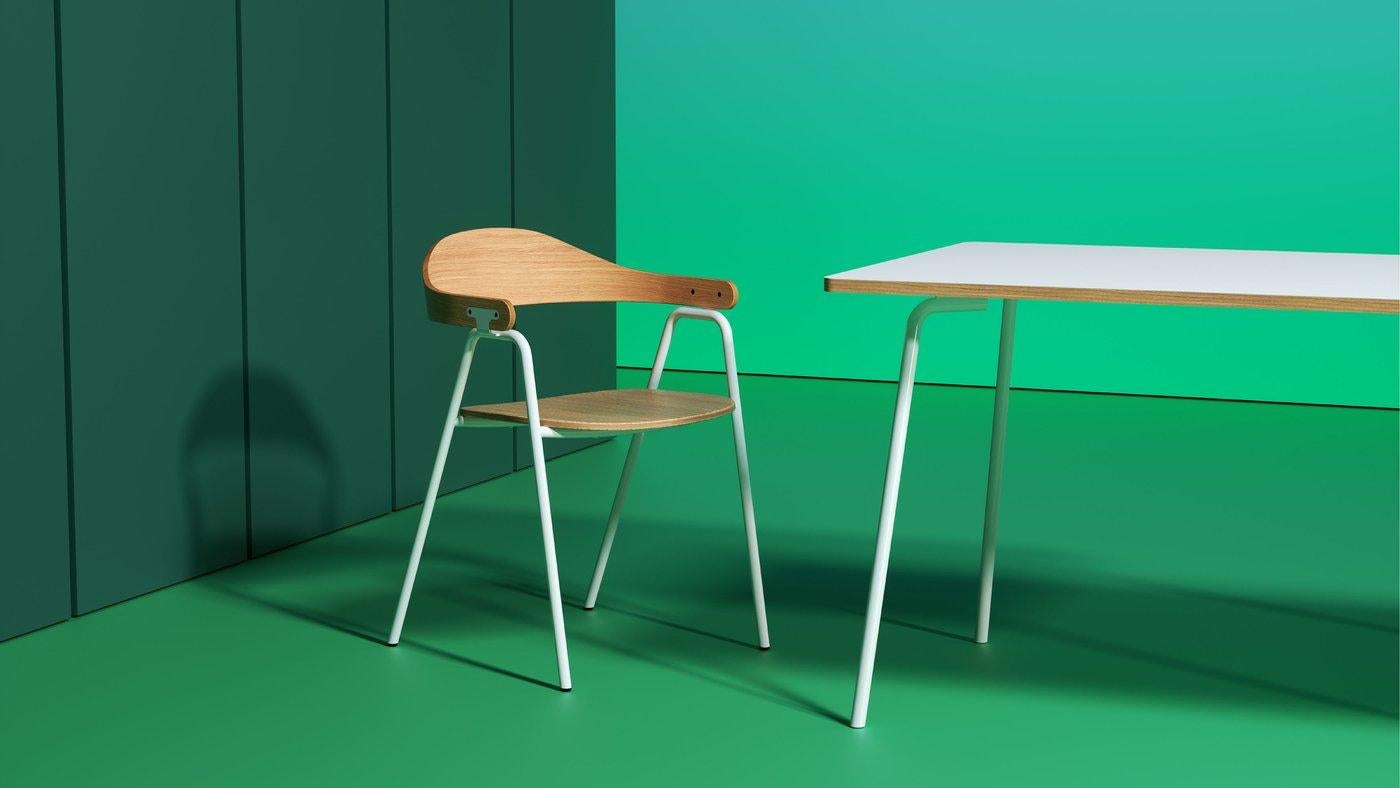 Der Sessel Otto ist ein verspieltes und raffiniertes Möbelstück, das ein einfaches und funktionales Metallgestell mit einer skulpturalen und warmen Rückenlehne und Sitzfläche aus Sperrholz verbindet. Die Metallverbindung zwischen der Armlehne und