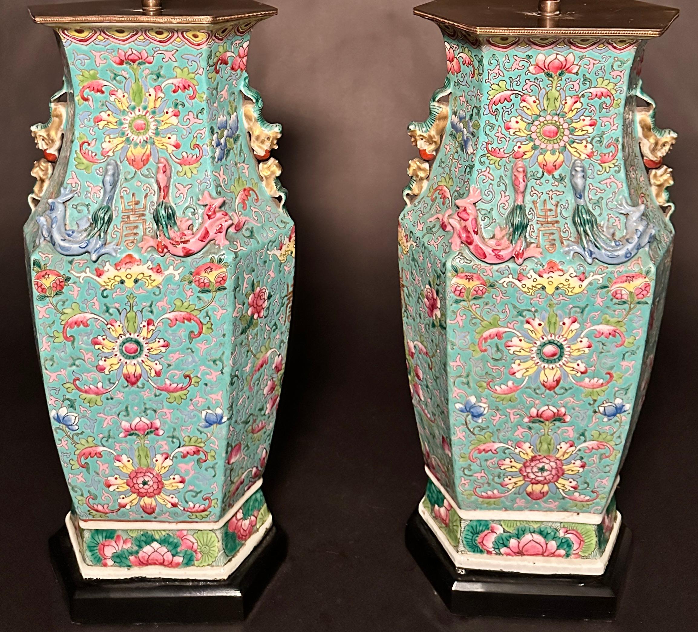 Paar antike chinesische Vasen mit türkisfarbenem Famille-Rose-Grund, mit stilisiertem Lotus, Blattwerk und Fledermäusen. Die Schultern sind mit zwei Paaren von geformten Chilong-Figuren verziert, darunter ein Paar Henkel in Form eines Fo-Löwen am