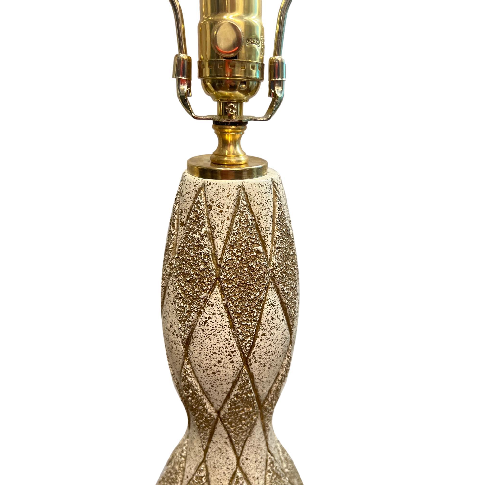 Paire de lampes de table américaines des années 1960 à motifs géométriques. 

Mesures :
Hauteur du corps : 22.5
Hauteur du reste de l'abat-jour : 32.25