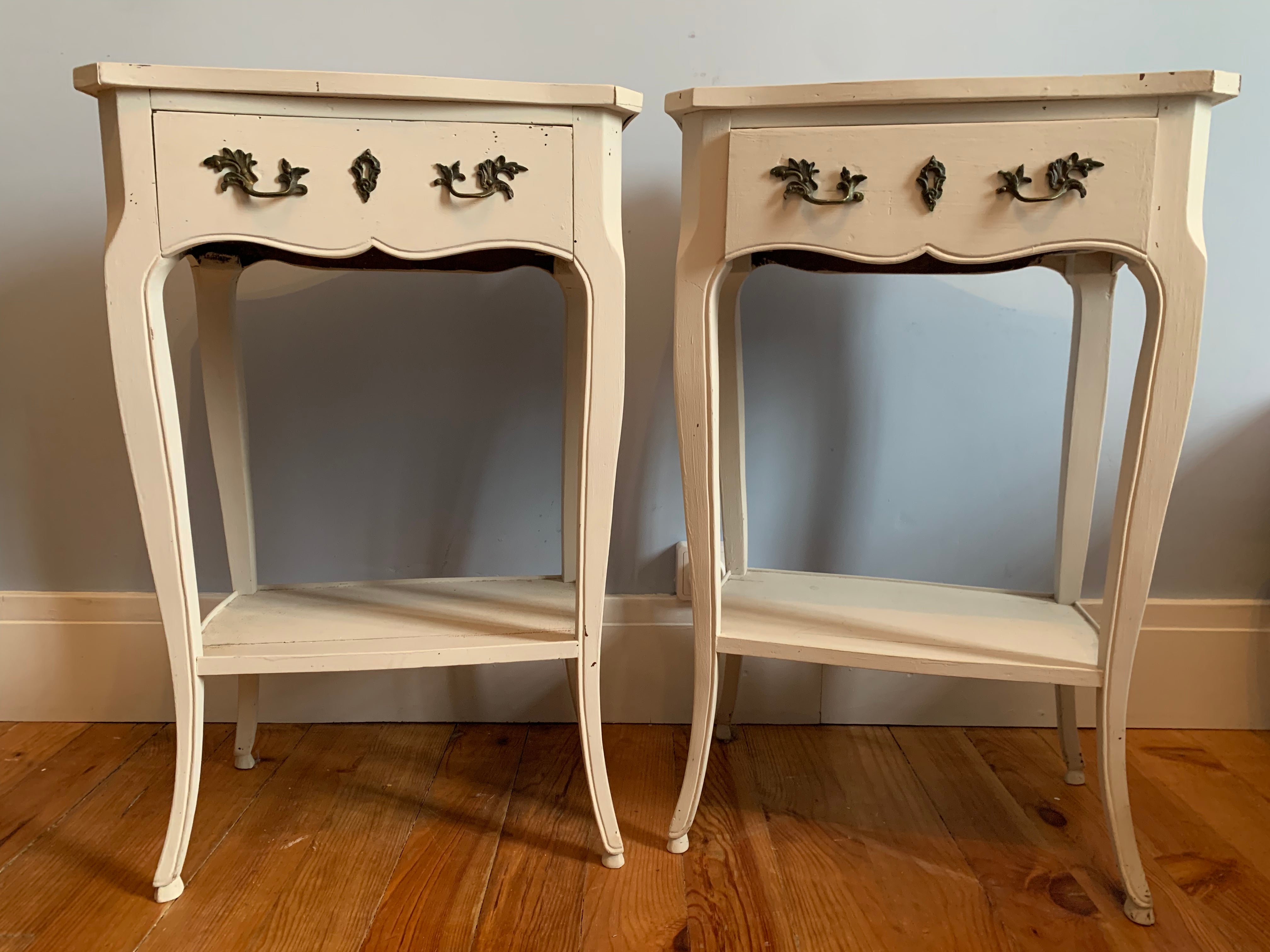 Charming pair of bedside table of Louis XV style. The curved feet bring a certain elegance to this set of furniture in painted wood. These two side tables are each equipped with a drawer with two bronze handles and a false lock. The legs are