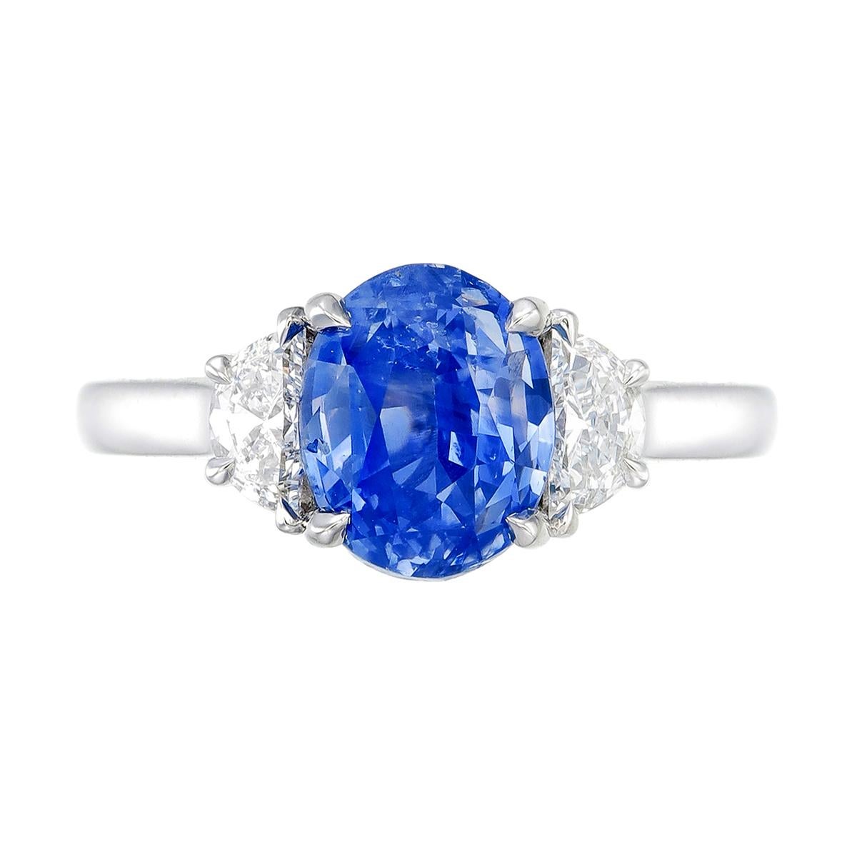 Orloff of Denmark's einzigartiger Platinring mit einem atemberaubenden blauen pastellfarbenen Saphir aus Sri Lanka (Ceylon) verziert mit 2 Halbmonddiamanten 0,34 Karat VVS, F Farbe auf jeder Seite.
Dieser Ceylon-Saphir ist ein Beispiel für die große