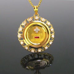 Médaille à pendentif en diamants « + Que hier - Que demain » par Augis