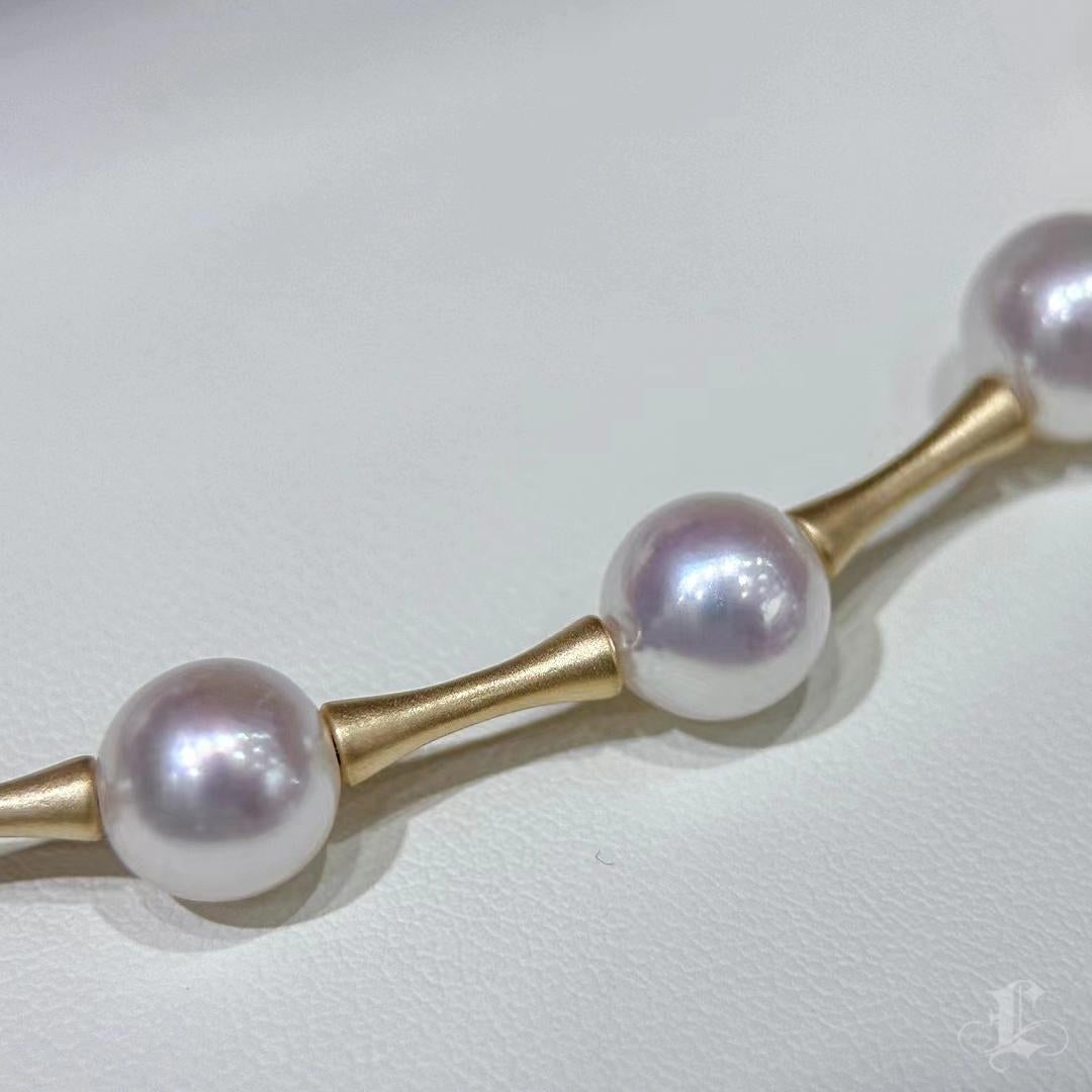【 Geometría Esculpida】Collar de Perlas Akoya con Barra Lineal de Oro en Nuevo estado para la venta en New York, NY
