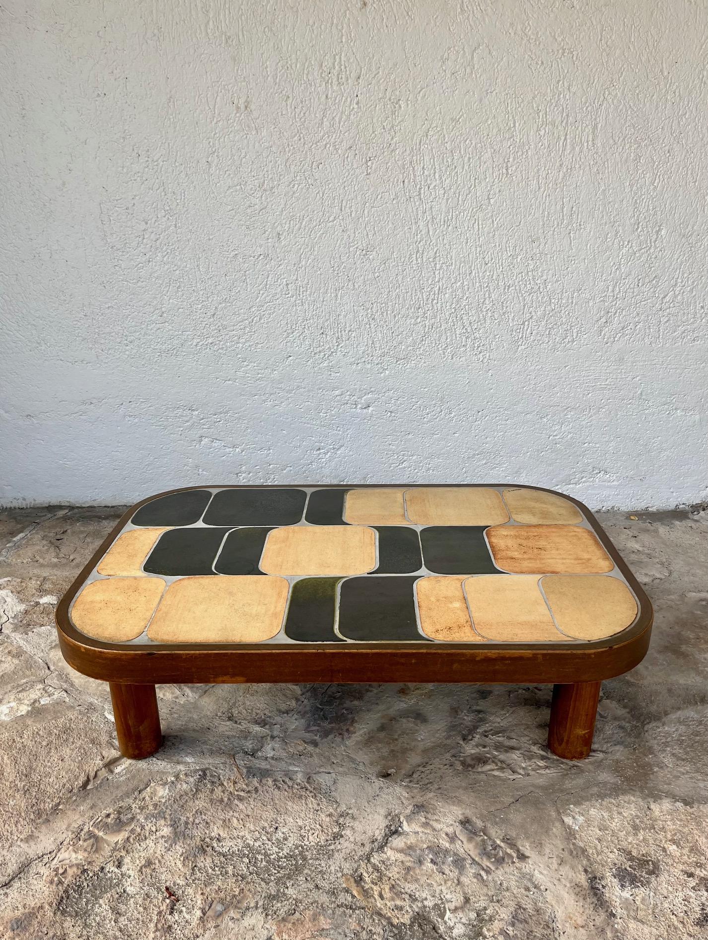  Table basse, céramique, hêtre teinté, Roger Capron,
 Table basse française avec de magnifiques carreaux de céramique composés 
par le designer français Roger Capron. Vallauris.
France, années 1960 
Signé 