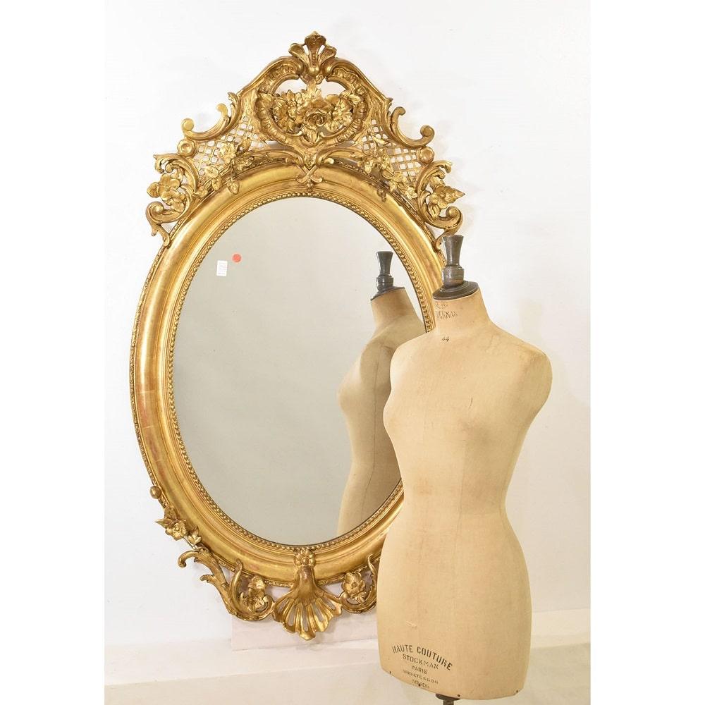 Le miroir antique ovale à cimaises richement décoré de fleurs, de feuilles et de volutes présenté ici date du milieu du XIXe siècle. 

Le miroir rond ancien des années 1800 a un cadre doré à la feuille d'or fabriqué au 19e siècle

élégamment décorée
